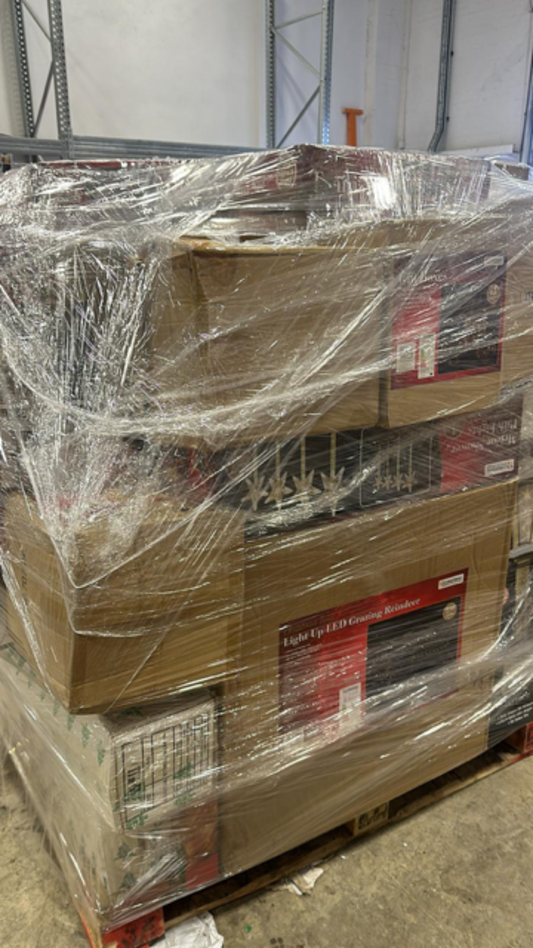 BRAND NEW PALLET OF A LARGE QUANTITY OF ASSORTED CHRISTMAS GOODS (HIGH RETAIL PALLET) - Image 5 of 10