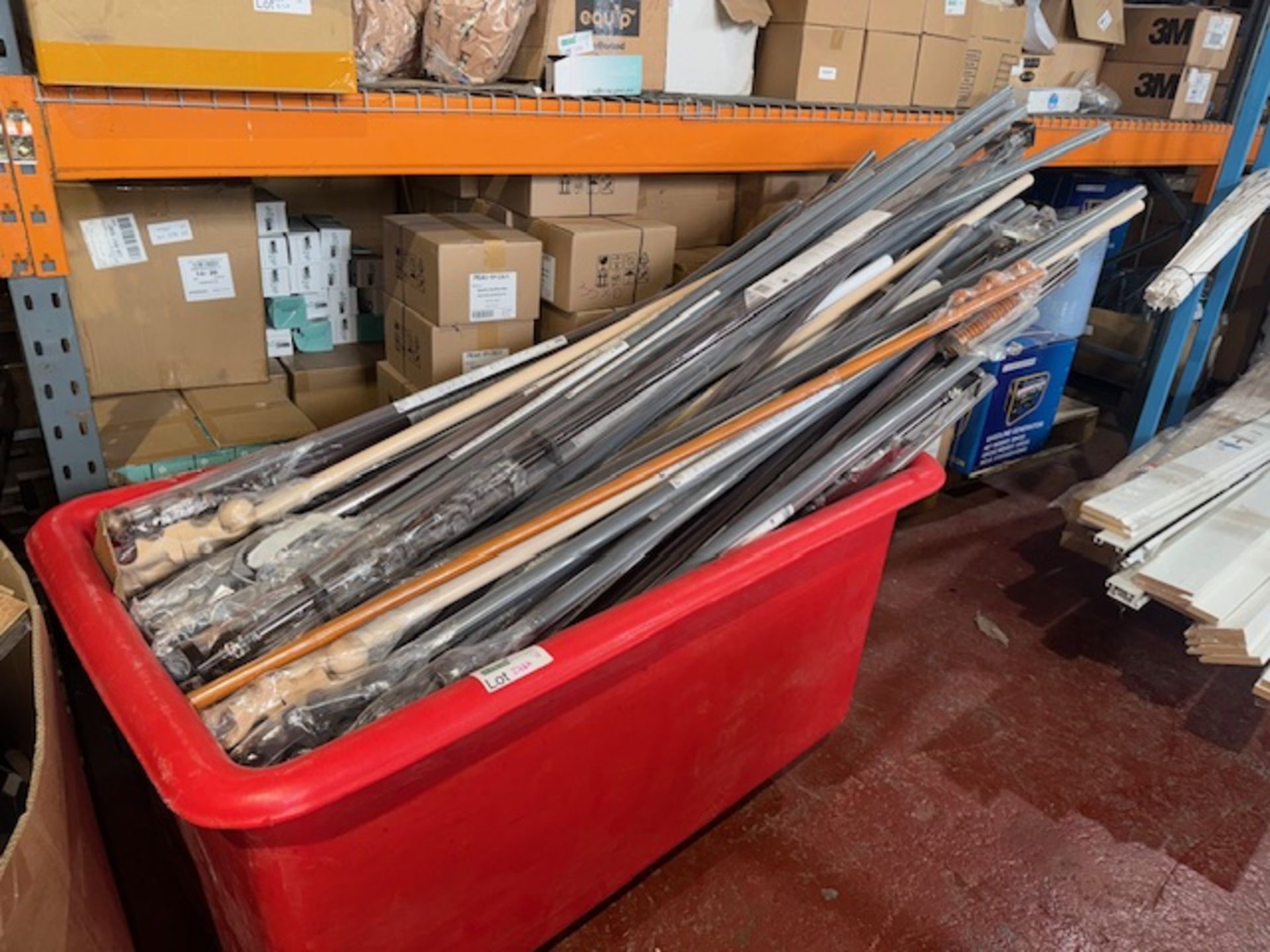 LARGE TUB OF ASSORTED CURTAIN POLES AND BLINDS IN VARIOUS DESIGNS AND SIZES R16