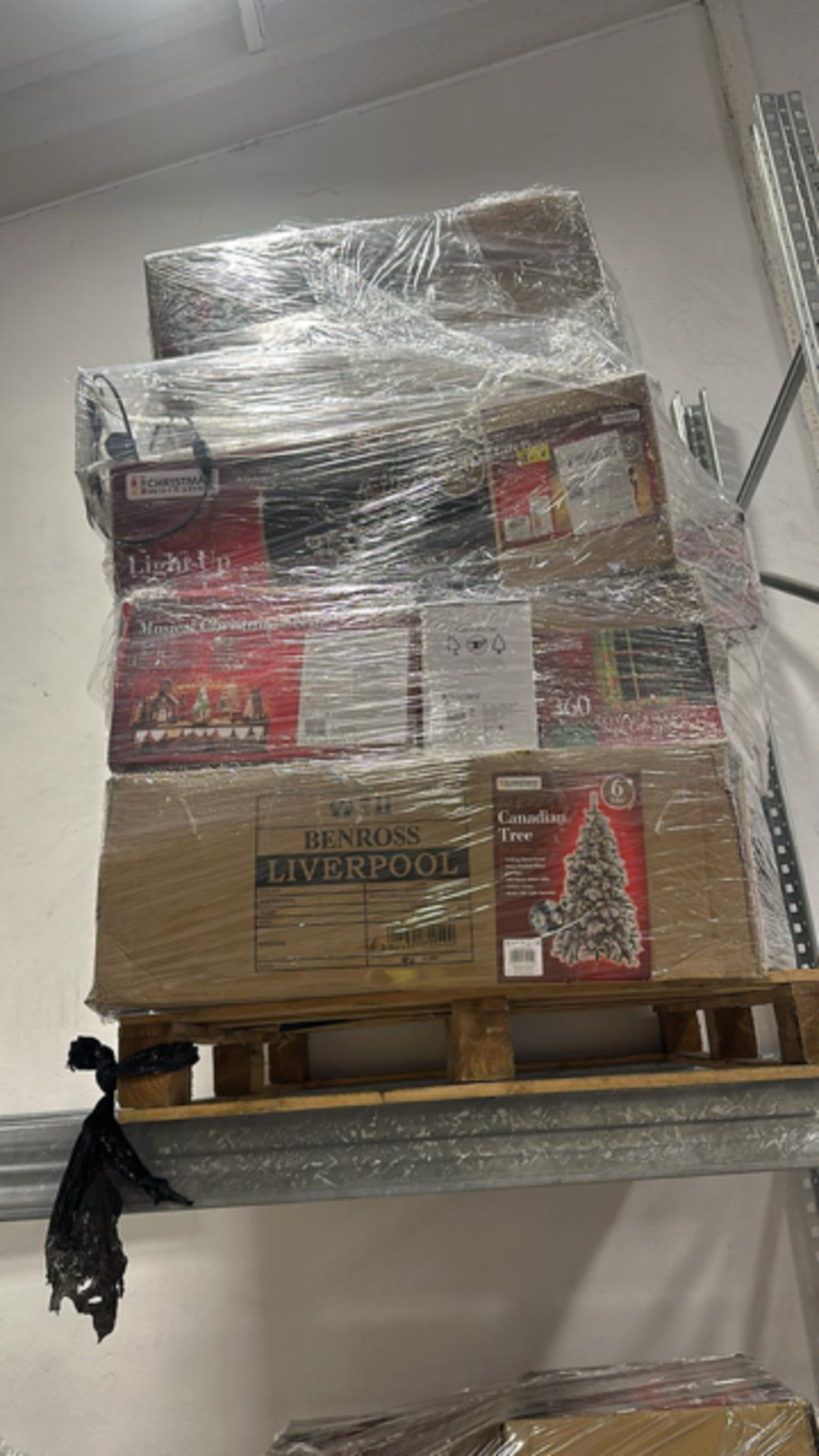 BRAND NEW PALLET OF A LARGE QUANTITY OF ASSORTED CHRISTMAS GOODS (HIGH RETAIL PALLET) - Image 9 of 10