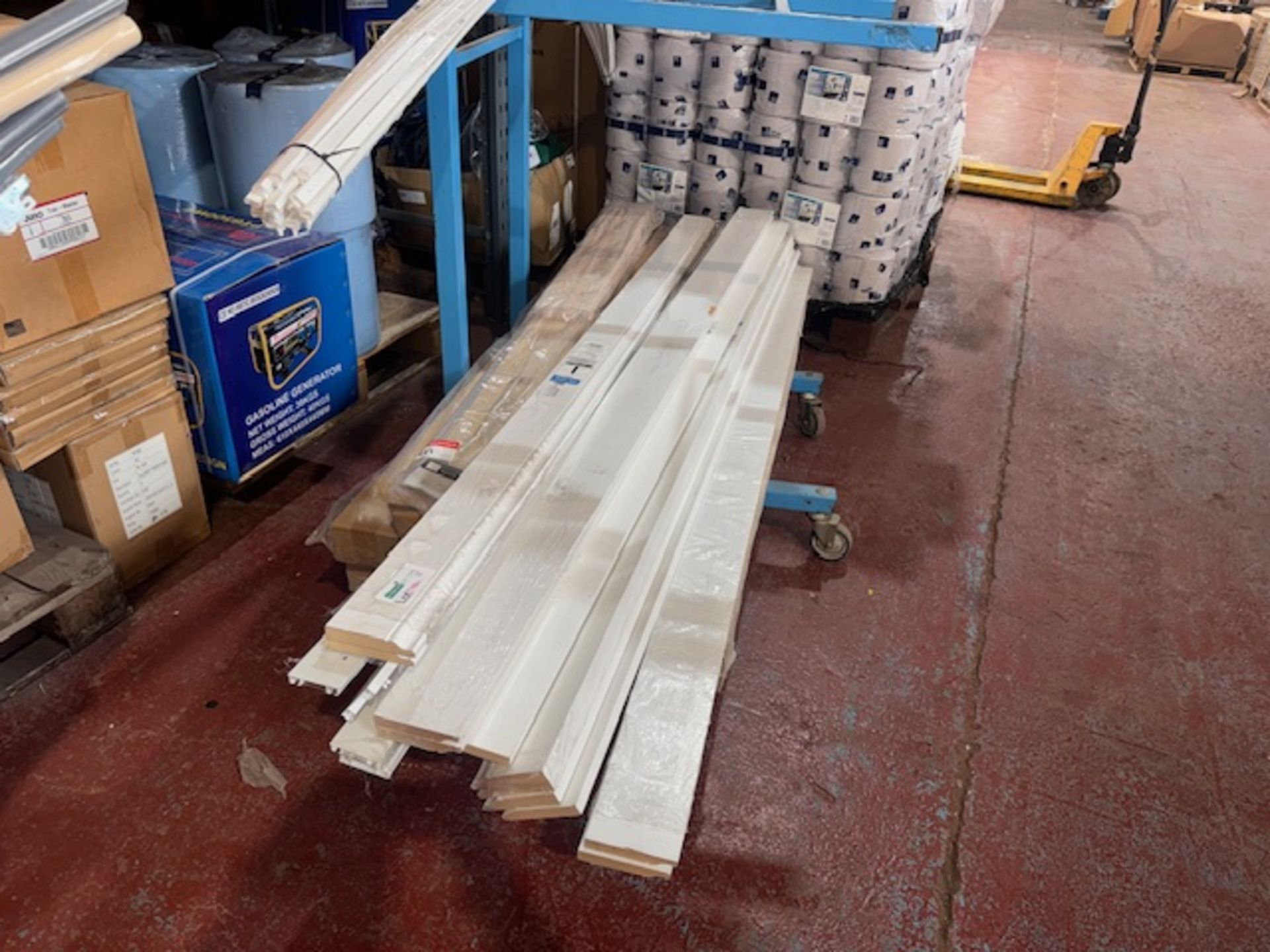 QUANTITY OF SKIRTING AND DOOR LINING IN VARIOUS SIZES R16