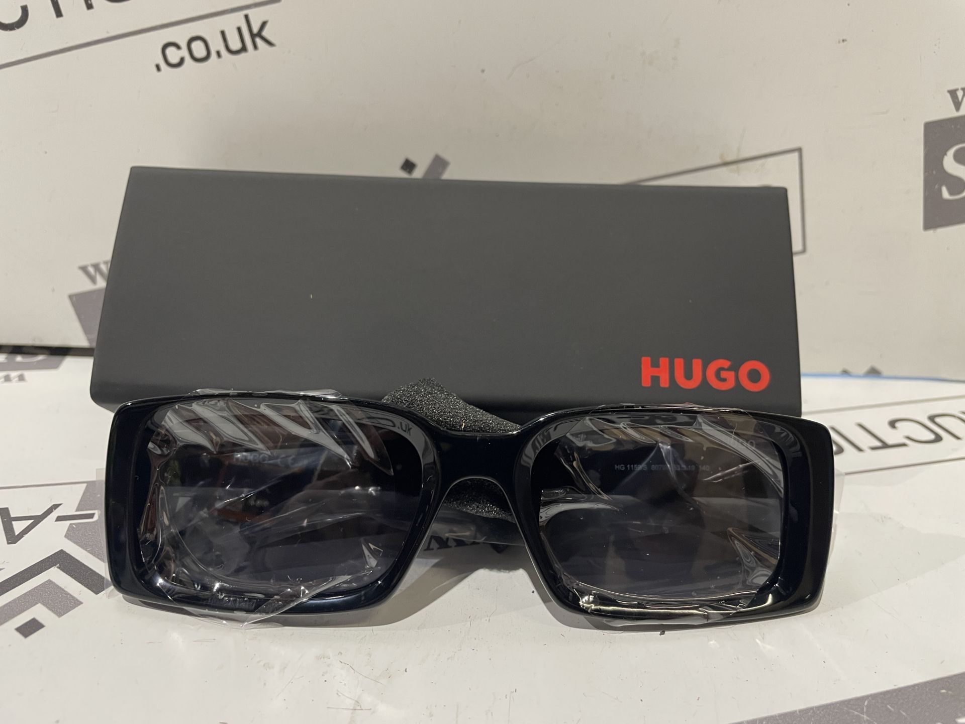 BRAND NEW PAIR OF HUGO BOSS WOMENS BLACK SUNGLASSES S/R1