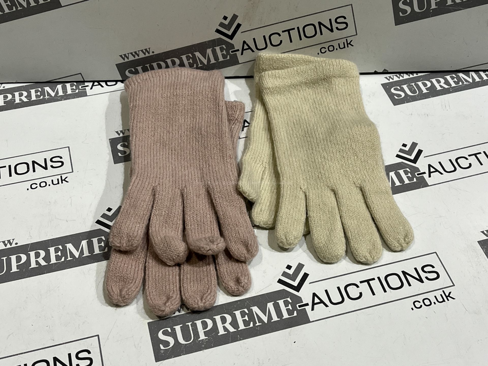 300 X BRAND NEW PAIRS OF WINTER GLOVES IN VARIOUS COLOURS R9-1