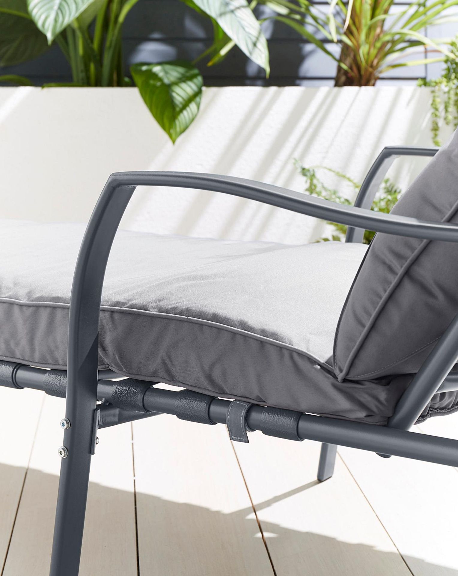 Brand New Luxury Siena Lounger. RRP £199 R18.1Siena lounger is durable and weather resistant.store - Image 3 of 4