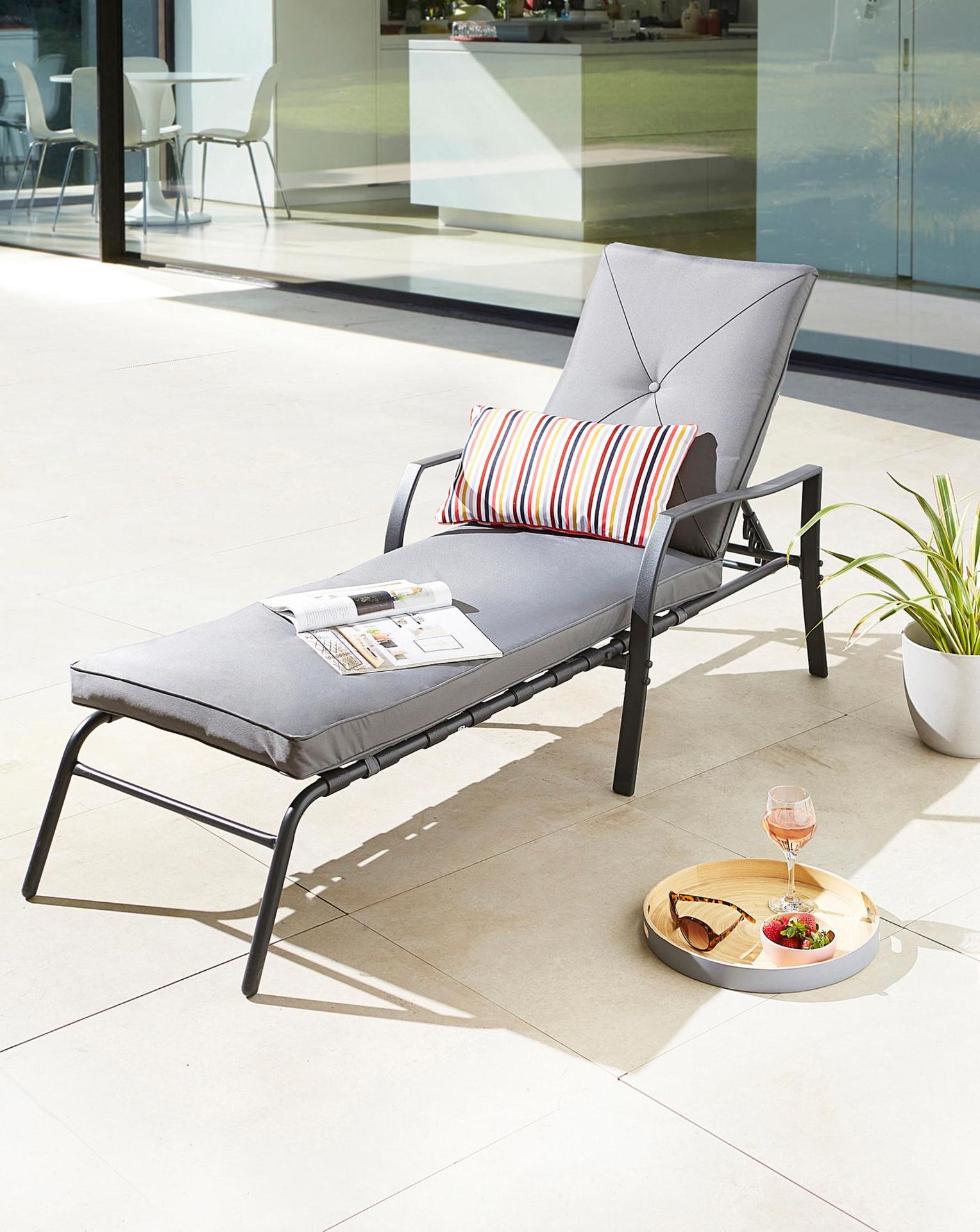 Brand New Luxury Siena Lounger. RRP £199 R18.1Siena lounger is durable and weather resistant.store