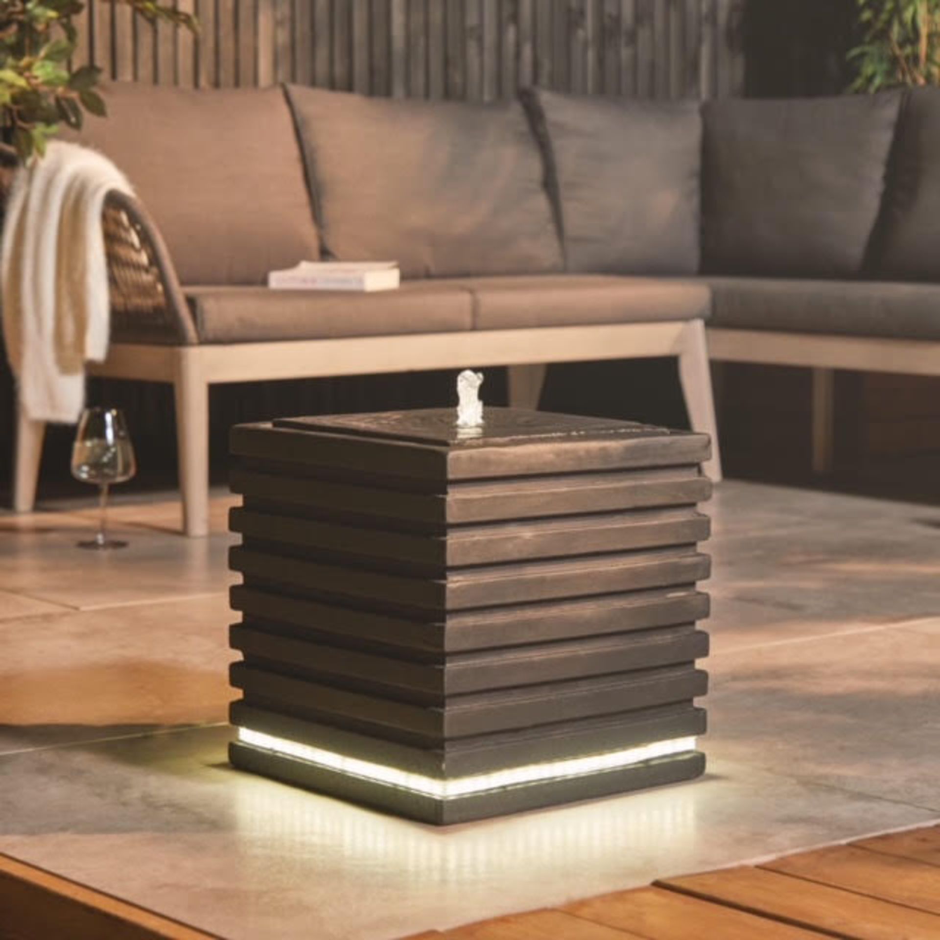 New & Boxed LED Ribbed Cube Water Feature. RRP £299.99. (REF723) Indoor/Outdoor Water Fountain