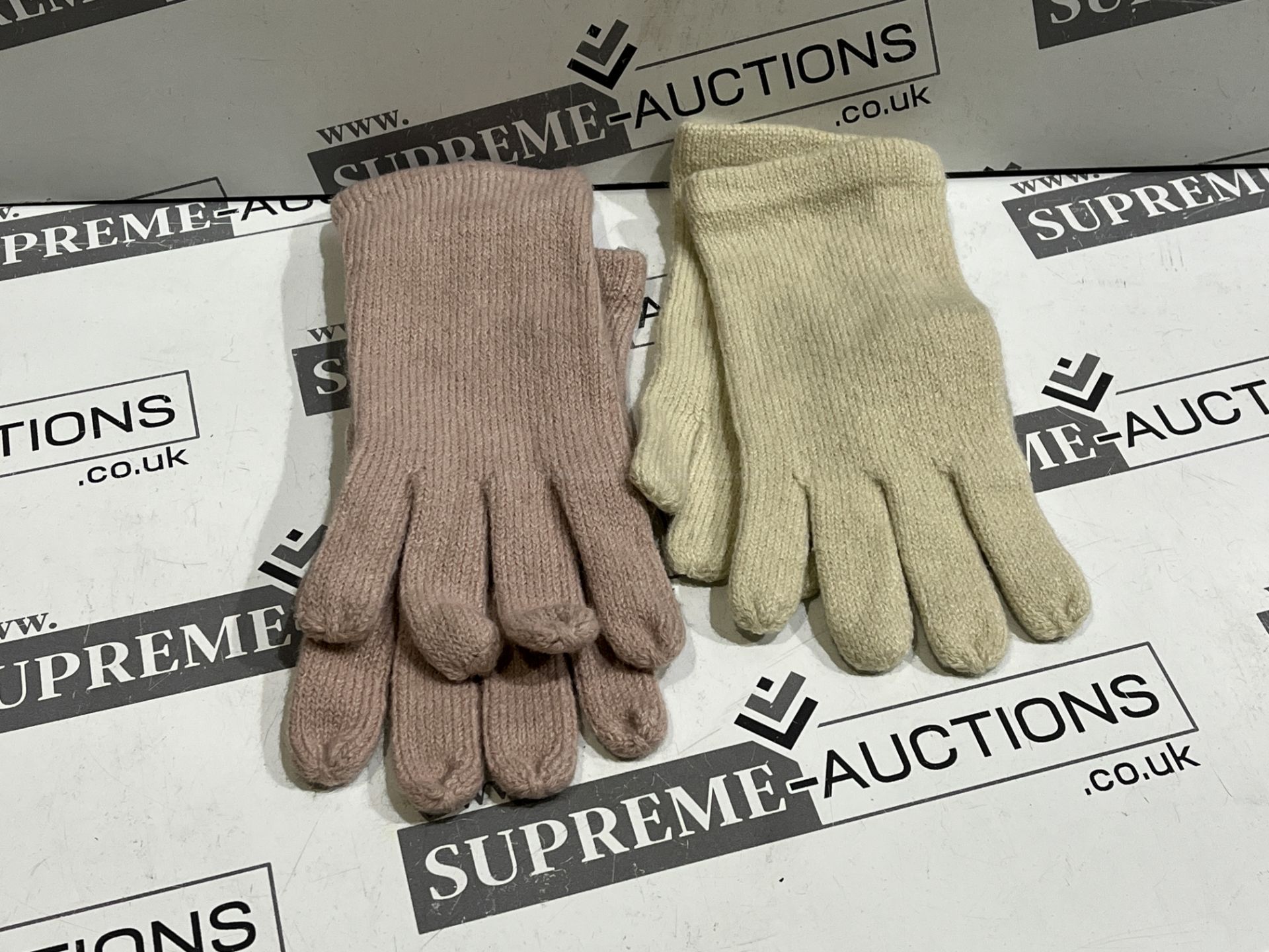 300 X BRAND NEW PAIRS OF WINTER GLOVES IN VARIOUS COLOURS R9-1