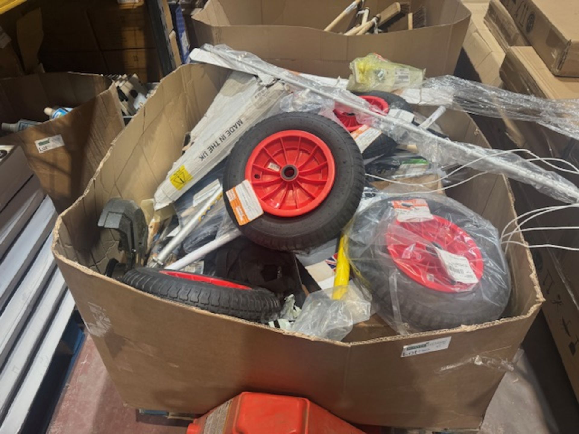 MIXED RETURNS PALLET TO INCLUDE WHEELS, LAWNMOWERS, SHEARS ETC R9