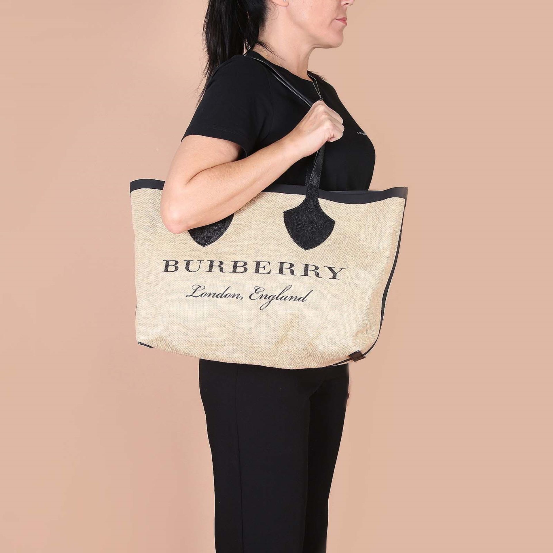 Genuine Burberry The Giant Tote Jute Bag with Leather. RRP £1,150. Spacious and versatile, this