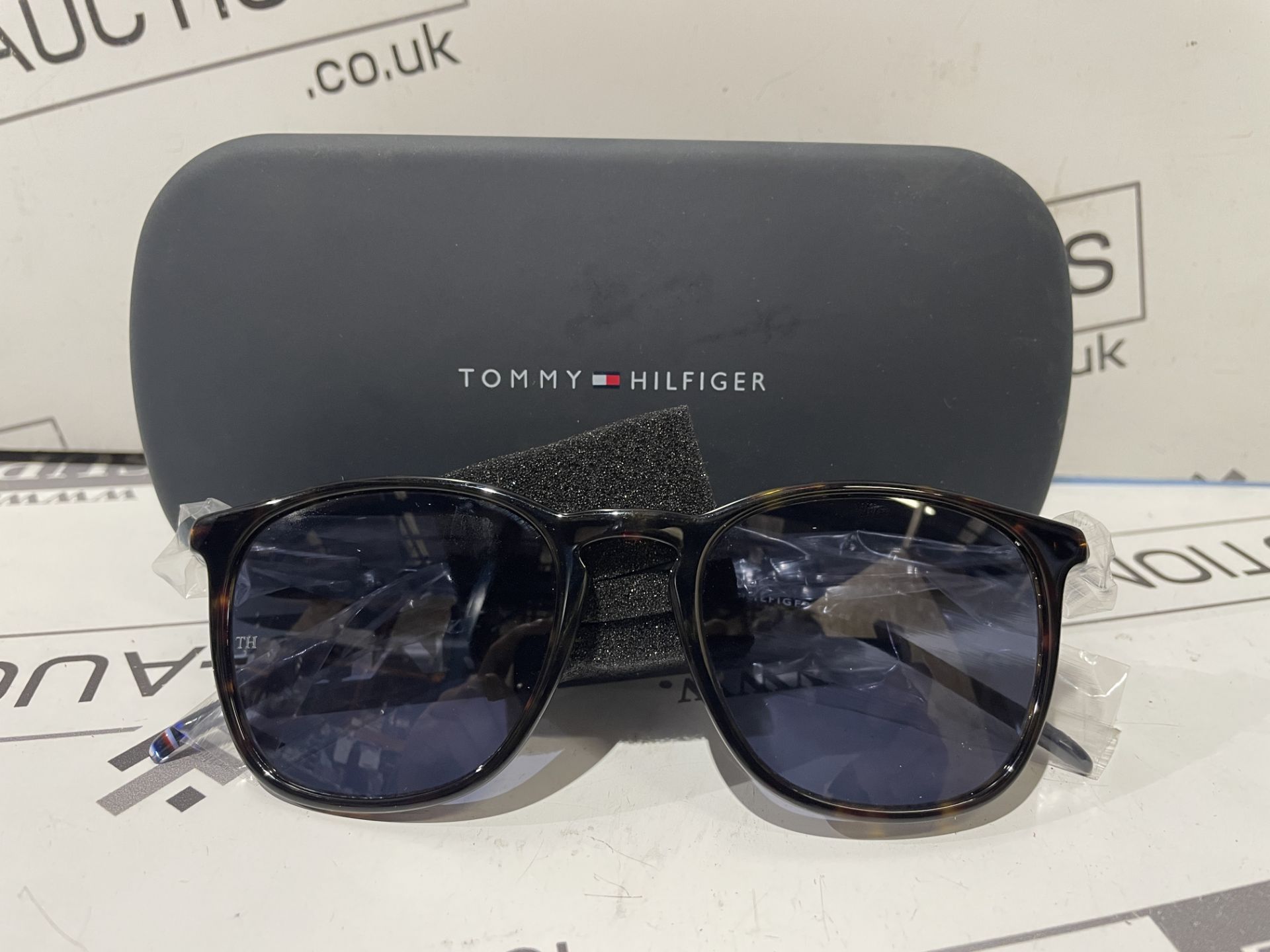 BRAND NEW PAIR OF TOMMY HILFIGER BLACK AVIATOR SUNGLASSES S/R1