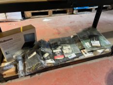 MIXED TECH LOT ON1 SHELF INCLUDING MOTHERBOARDS, SANDISK, FELLOWES WTC P4