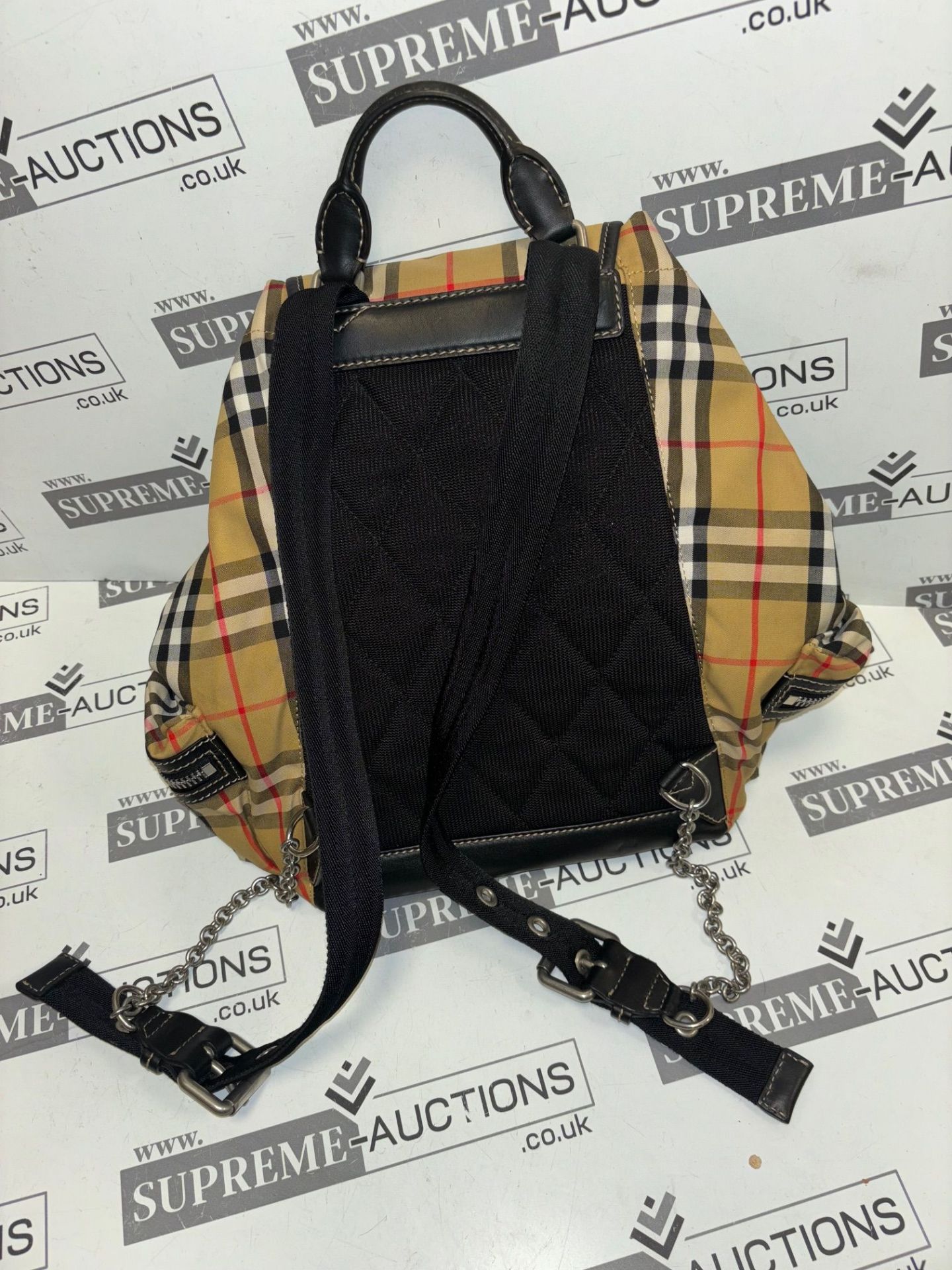 Burberry check backpack. 35x35cm (17.21) - Image 5 of 9