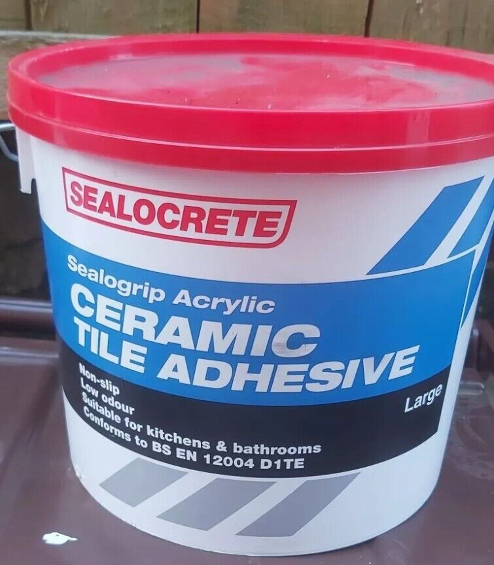 30 X BRAND NEW TUBS OF SEALOCRETE CERAMIC TILE ADHESIVE R1