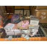 MIXED GIFTWARE LOT INCLUDING PICTURE FRAMES, BOARD GAMES, SNEAKER CLEANING KITS, GOLFING