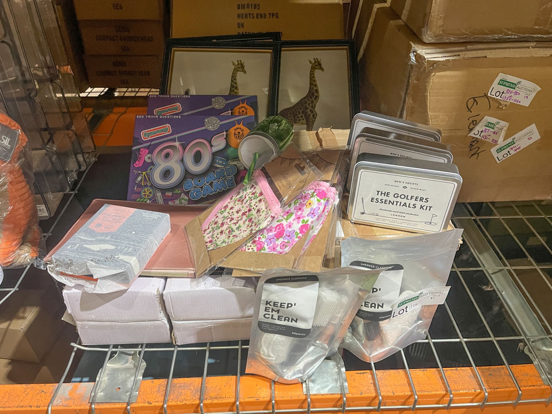 MIXED GIFTWARE LOT INCLUDING PICTURE FRAMES, BOARD GAMES, SNEAKER CLEANING KITS, GOLFING