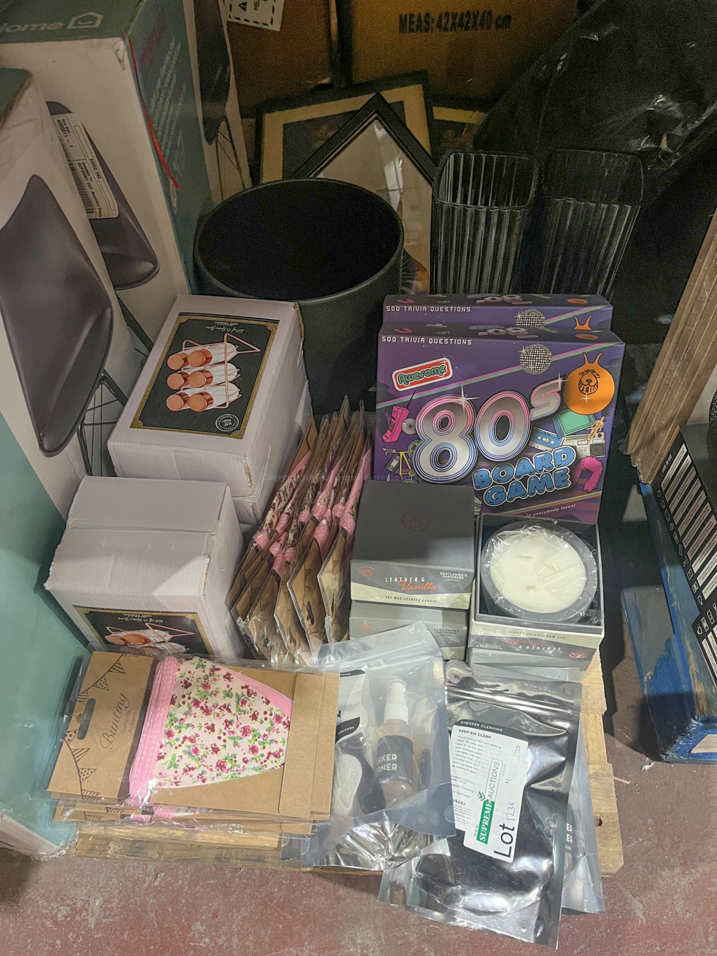 MIXED GIFTWARE LOT INCLUDING BOARD GAMES, PLANTERS, SNEAKER CLEANING KITS, CANDLES ETC R10-8