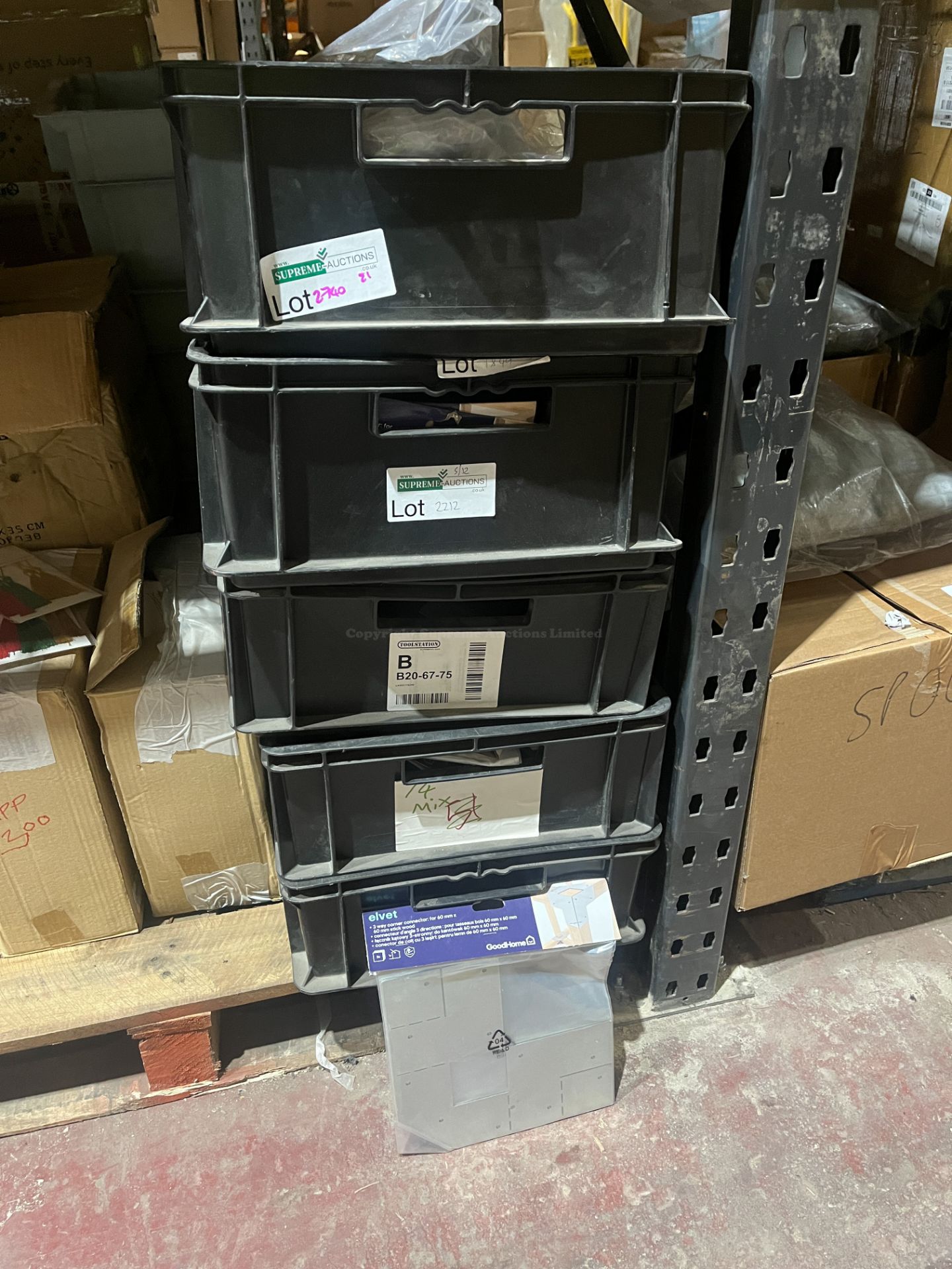 LARGE QUANTITY OF CORNER CONNECTORS IN 5 TRAYS R9-10