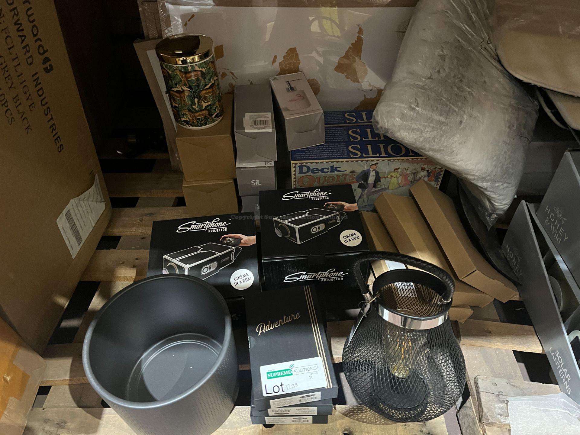 MIXED LOT INCLUDING LANTERNS, SMARTPHONE PROJECTORS, GAMES, CONTAINERS ETC R10-7