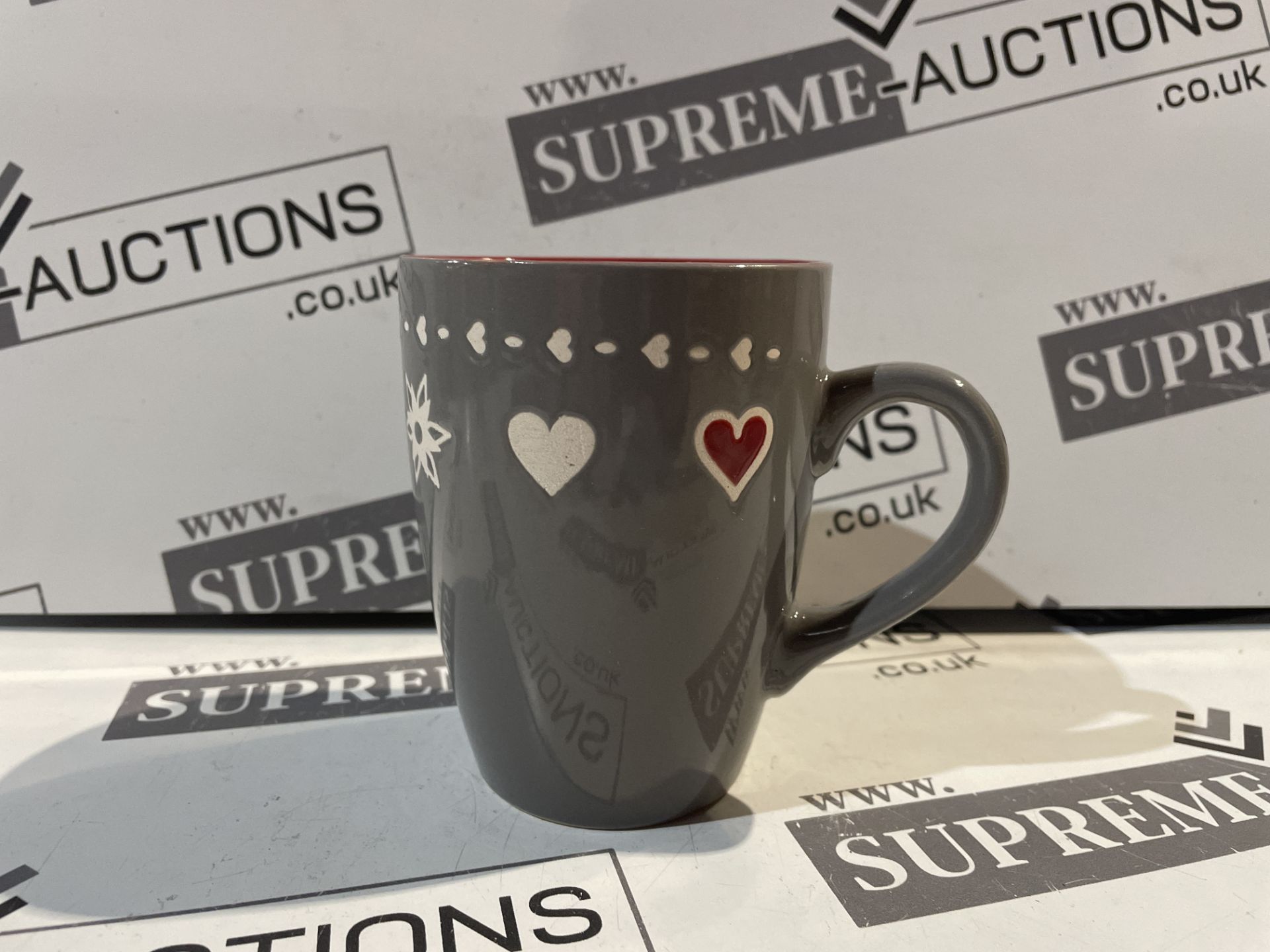 72 X BRAND NEW GREY HEART DESIGN MUGS R15-8