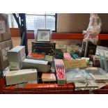 170 PIECE MIXED LOT TO CONTAIN PHOTO FRAMES, SCENTED CANDLES, STORAGE BOXES ETC. (R16-14)