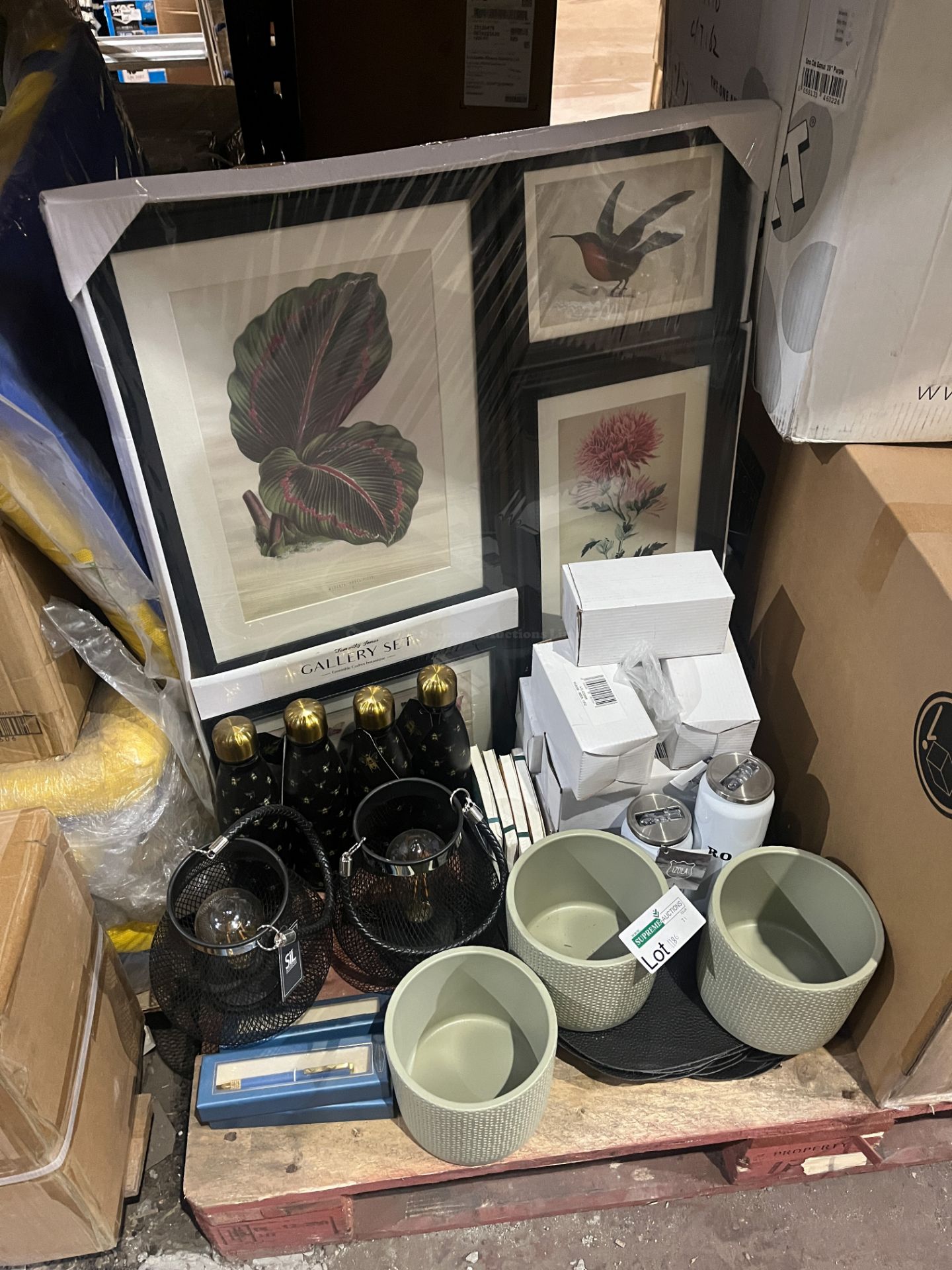 MIXED HOMEWARES LOT INCLUDING WATER BOTTLES, LANTERNS, PLANTERS, ETC R10-9