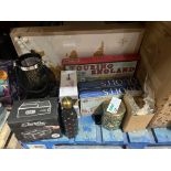 MIXED GIFTWARE LOT INCLUDING SMARTPHONE PROJECTOR, LANTERNS, WATER BOTTLES ETC R10-8