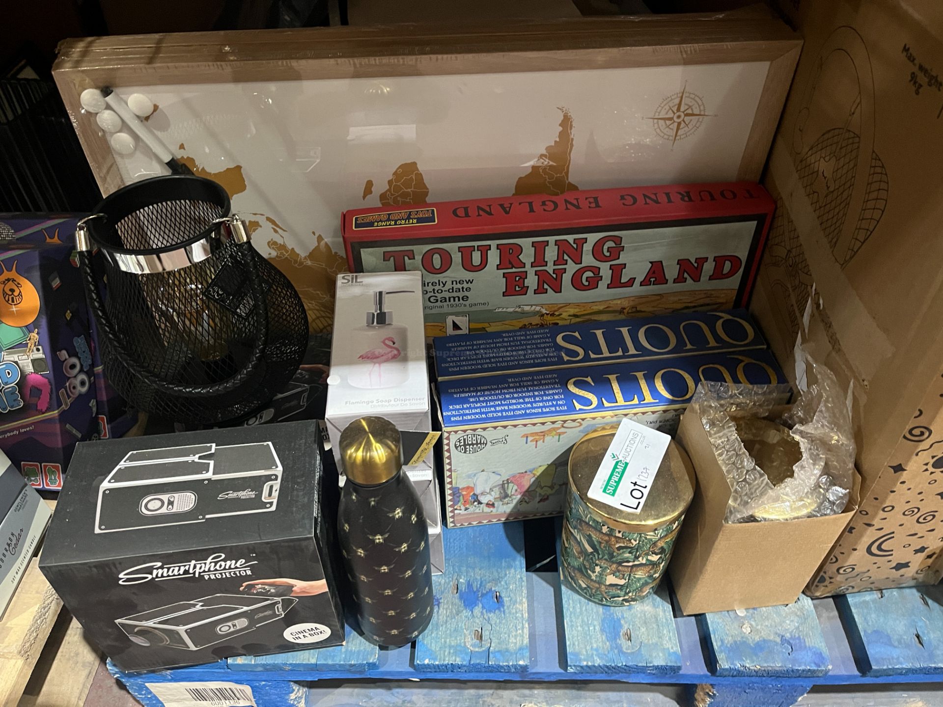 MIXED GIFTWARE LOT INCLUDING SMARTPHONE PROJECTOR, LANTERNS, WATER BOTTLES ETC R10-8