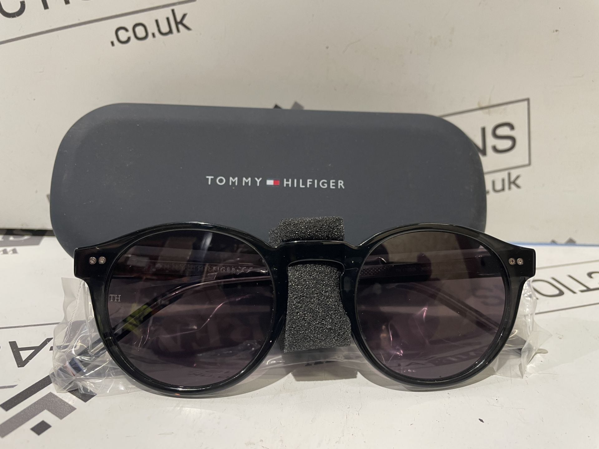 BRAND NEW PAIR OF TOMMY HILFIGER KB7 SUNGLASSES S/R1