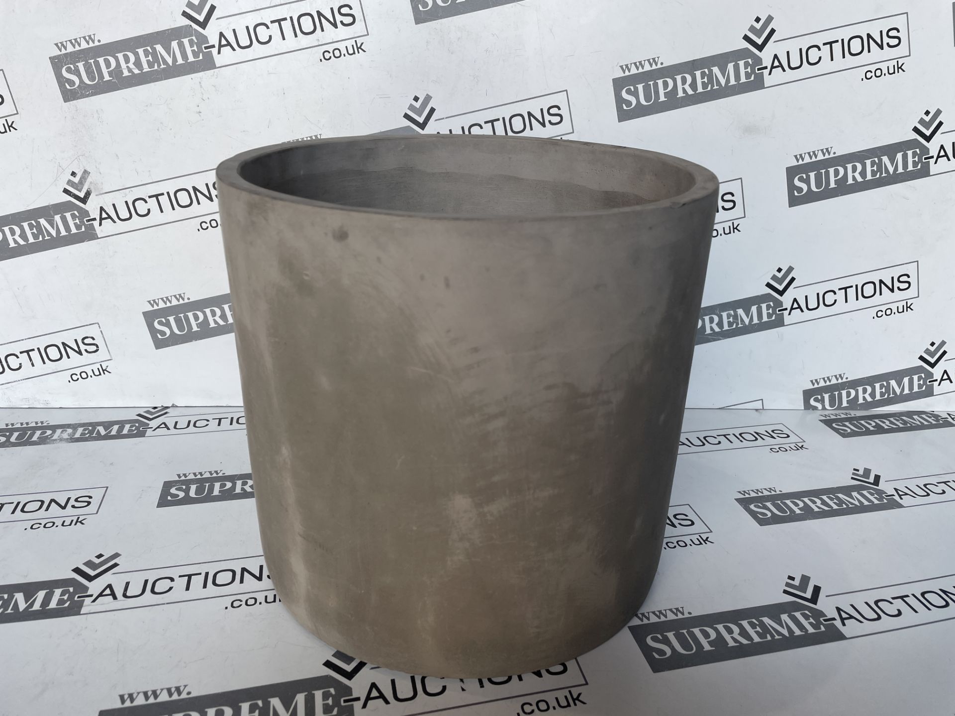 10 X BRAND NEW LARGE LIGHT CONCRETE PLANTERS R15.2/9.1/1.1