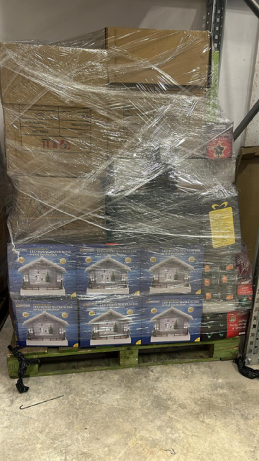 BRAND NEW PALLET OF A LARGE QUANTITY OF ASSORTED CHRISTMAS GOODS (HIGH RETAIL PALLET) - Image 2 of 10
