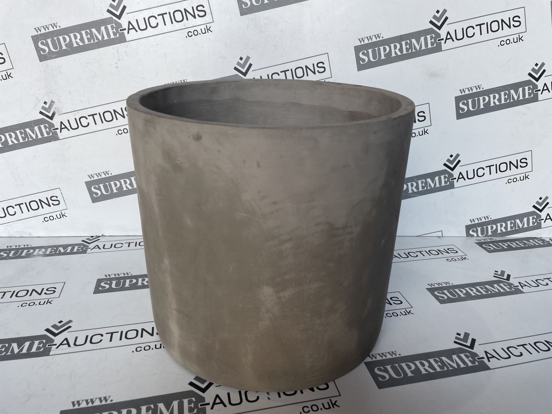 10 X BRAND NEW LARGE LIGHT CONCRETE PLANTERS R15.2/9.1/1.1