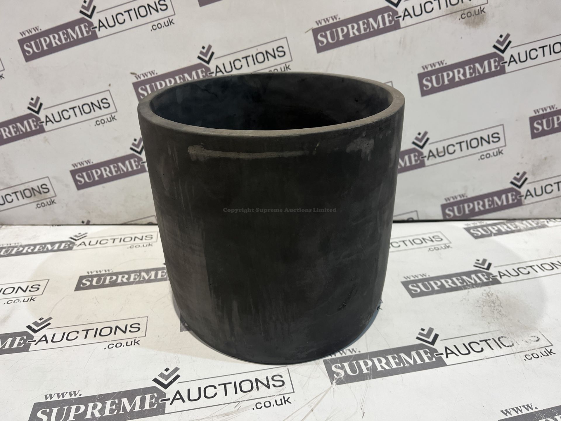 16 X BRAND NEW LARGE DARK CONCRETE PLANTERS R13-4