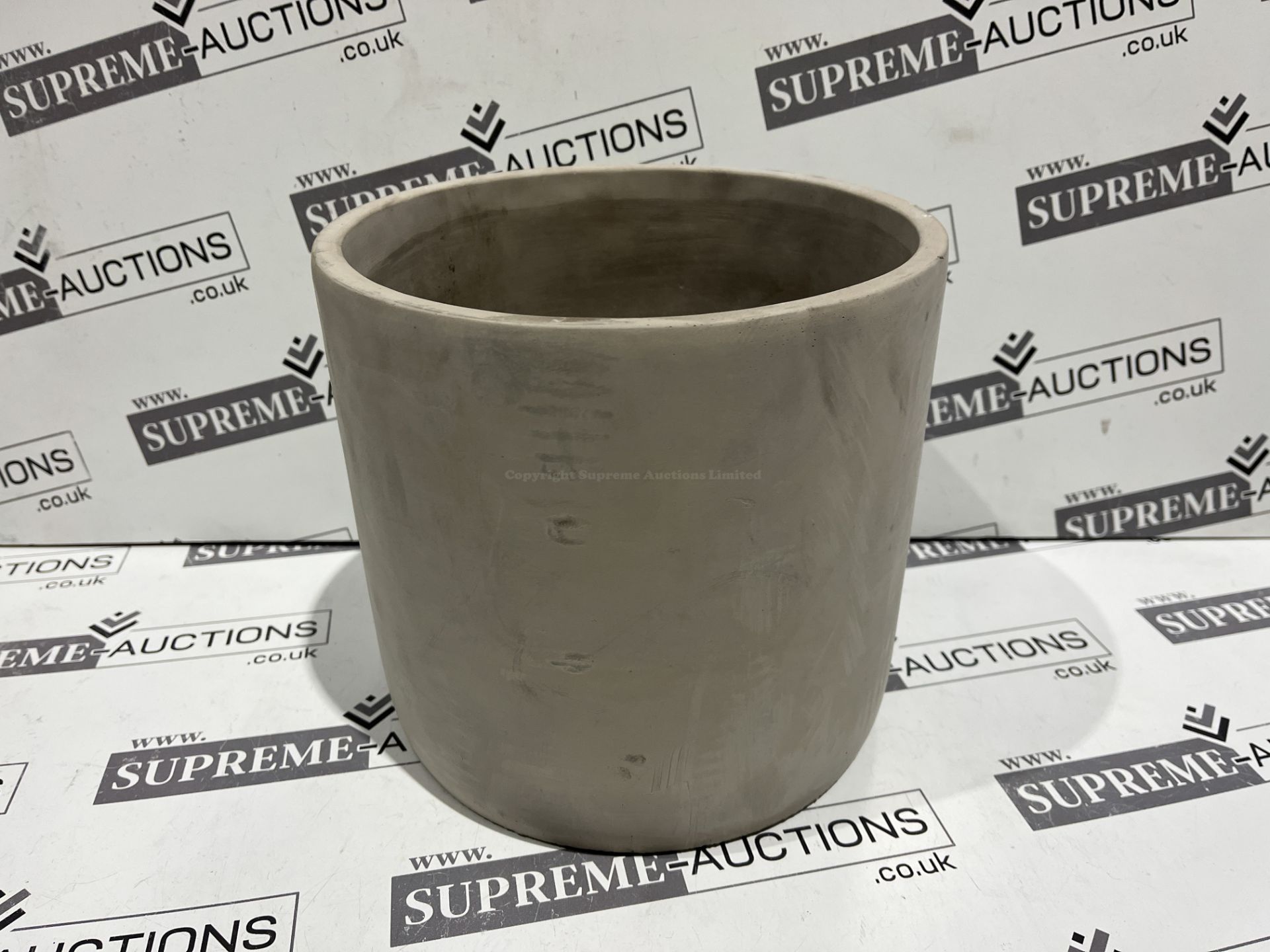 16 X BRAND NEW LIGHT GREY LARGE CONCRETE PLANT POTS R15-2