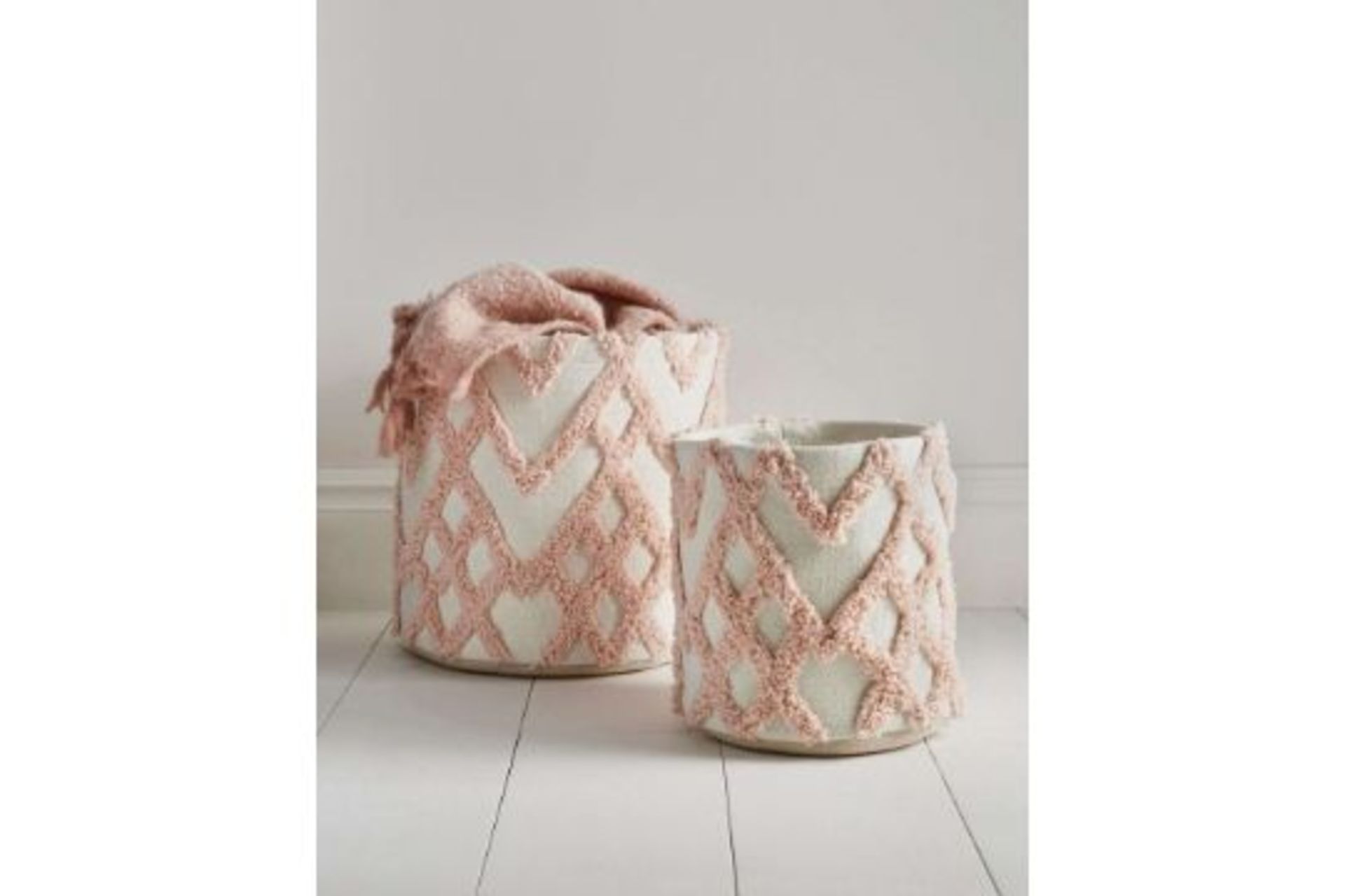 4 X BRAND NEW SETS OF 2 LUXURY PINK RUFFLE BASKETS R19.6/10.2