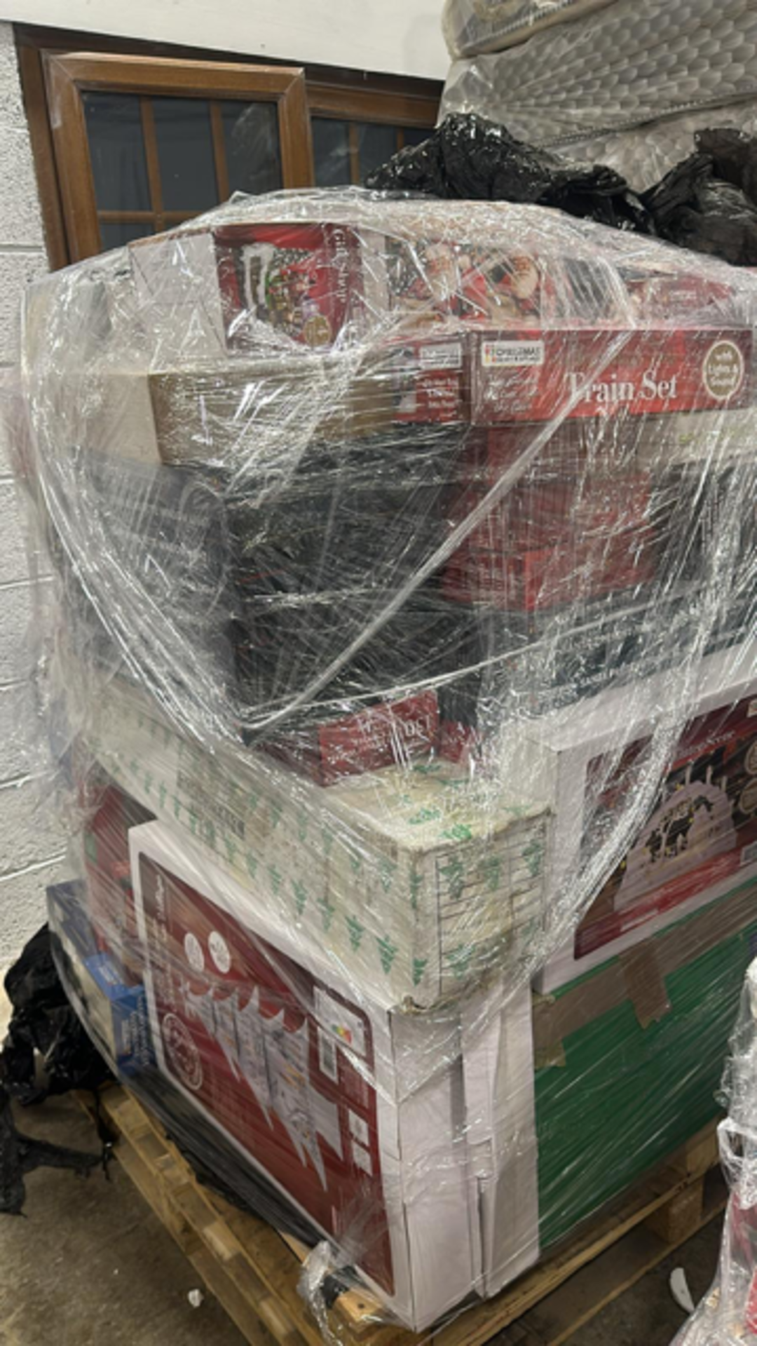 BRAND NEW PALLET OF A LARGE QUANTITY OF ASSORTED CHRISTMAS GOODS (HIGH RETAIL PALLET) - Image 7 of 10