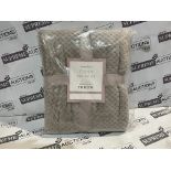 4 X BRAND NEW SLEEPDOWN COSY COLLECTION SOFT ROUCH WAFFLE FLEECES 150 X 200CM R16-4