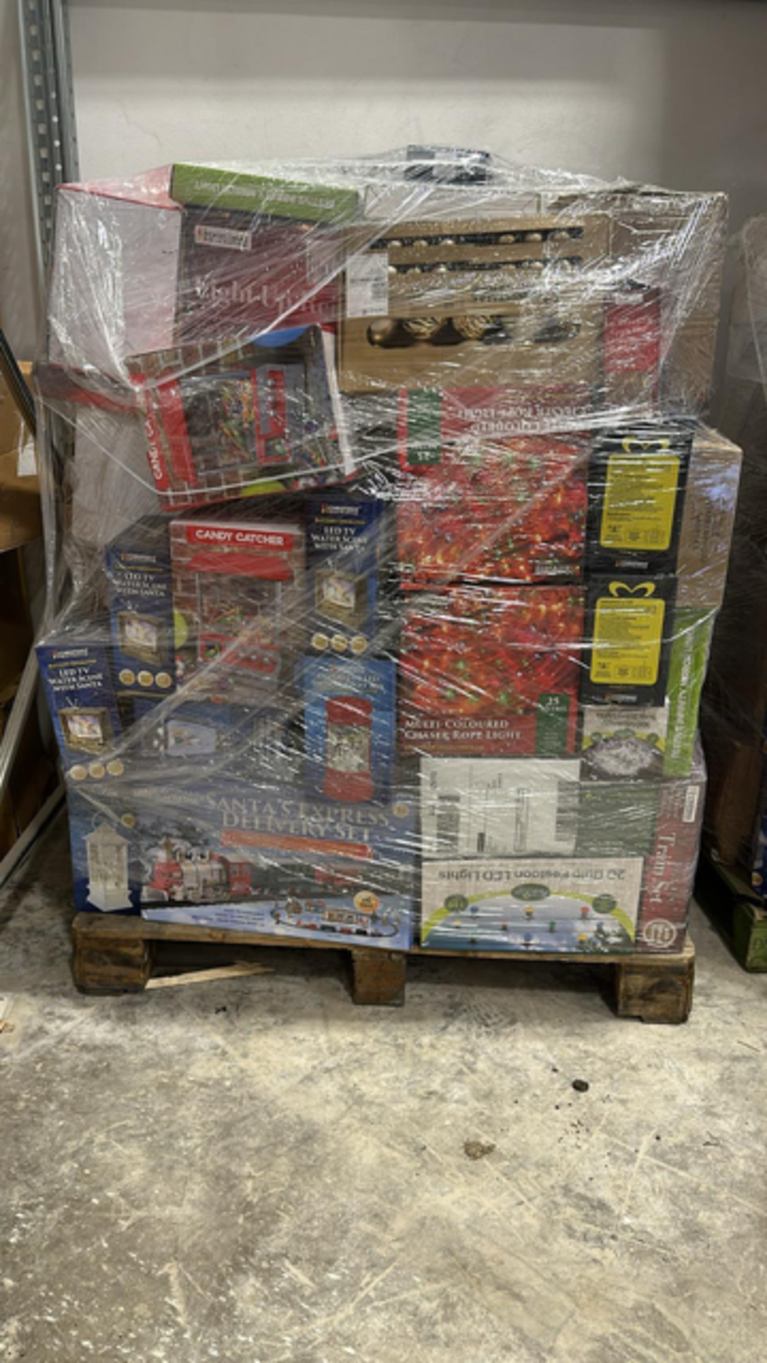 BRAND NEW PALLET OF A LARGE QUANTITY OF ASSORTED CHRISTMAS GOODS (HIGH RETAIL PALLET)