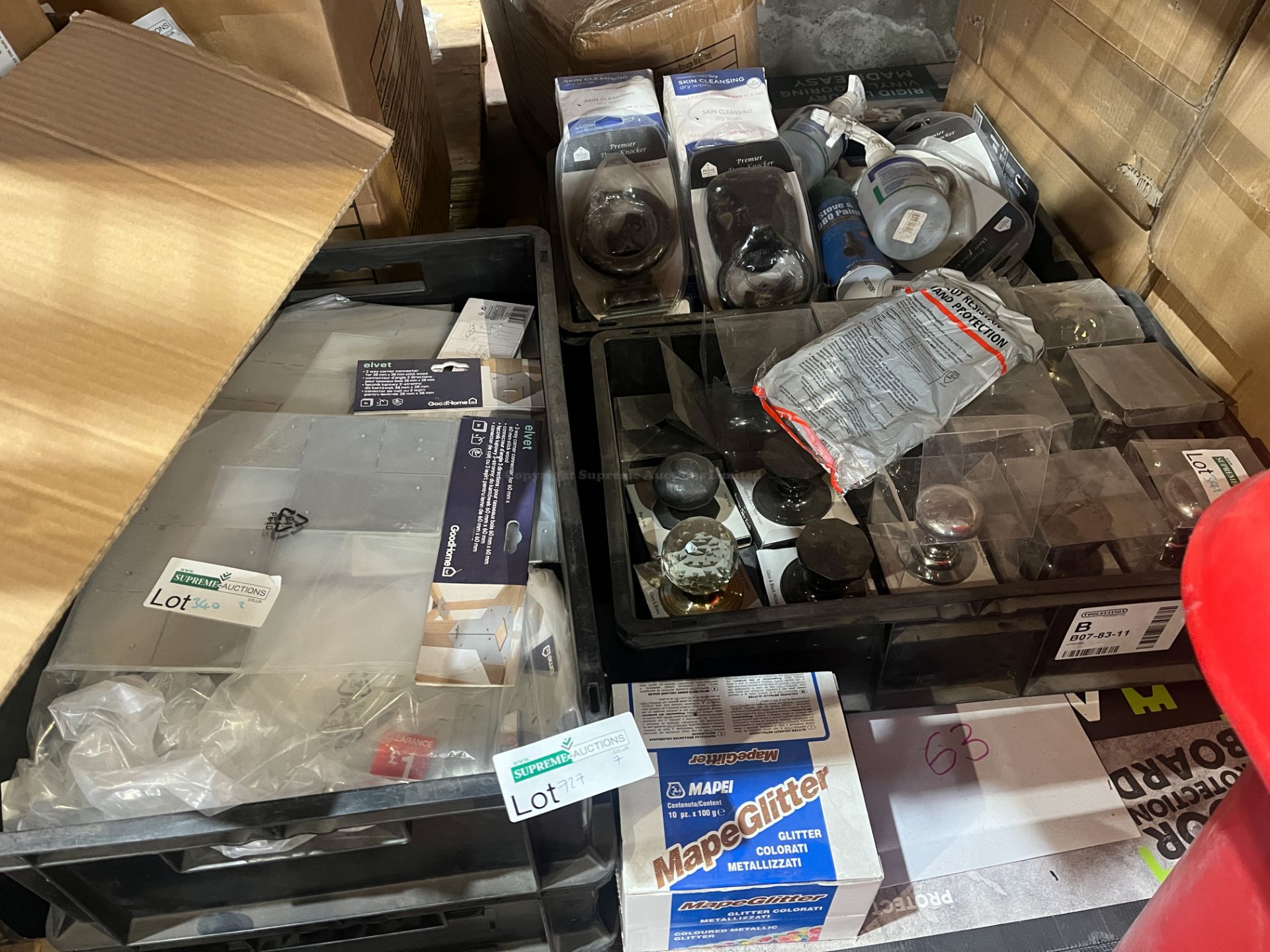 LARGE MIXED LOT IN 4 TRAYS INCLUDING CORNER CONNECTORS, HANDLES, SPRAY PAINT ETC R15-2