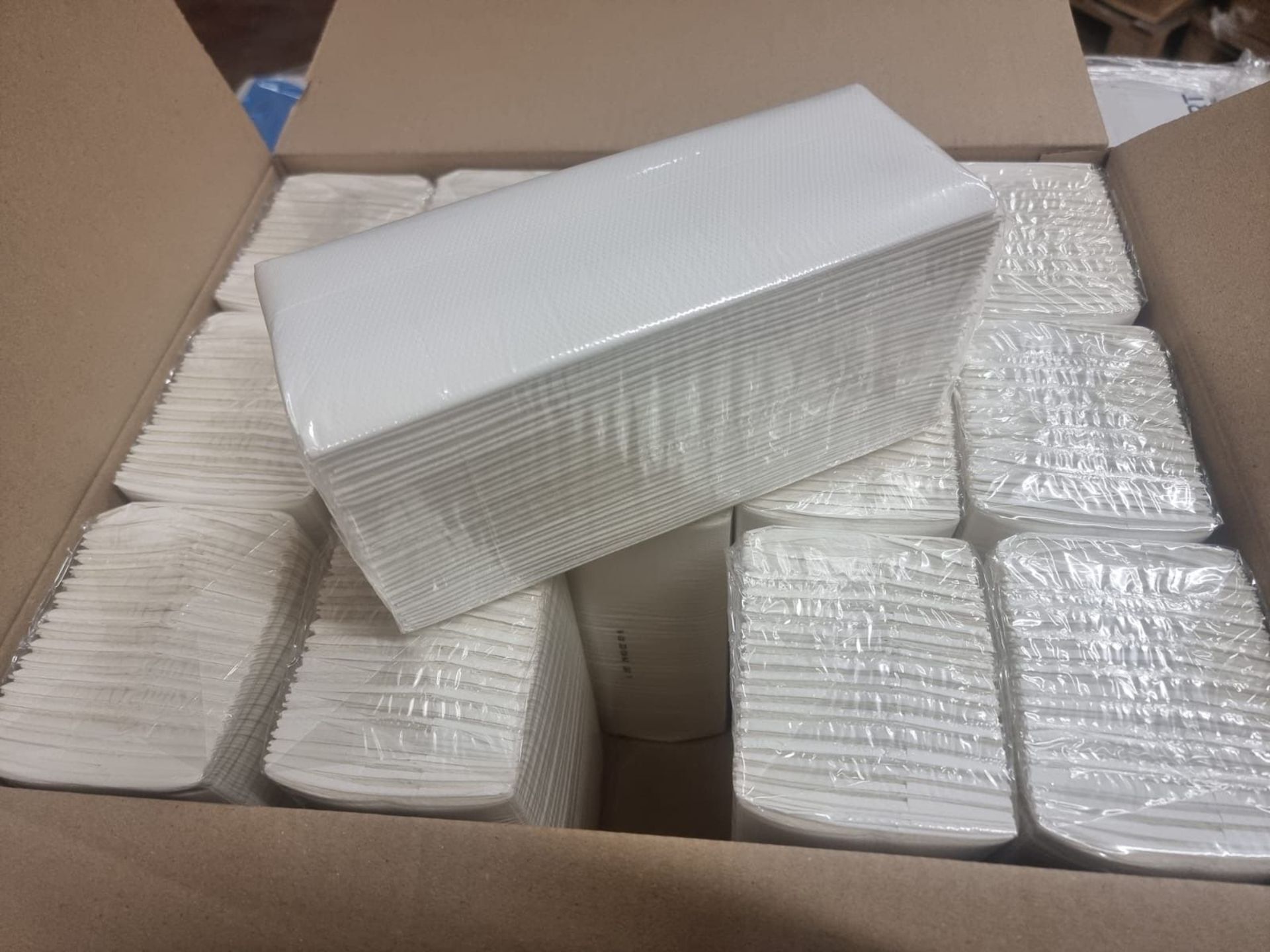 Pallet To Contain 25 x New Boxes of Lucart STRONG240C 2 Ply C-Fold Glue Embossed White each box - Bild 3 aus 3