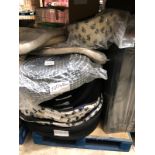 1 x Pallet of Luxury Pet Beds/Pet Products.   Includes Mainly Pet Beds In Various Sizes & Styles.