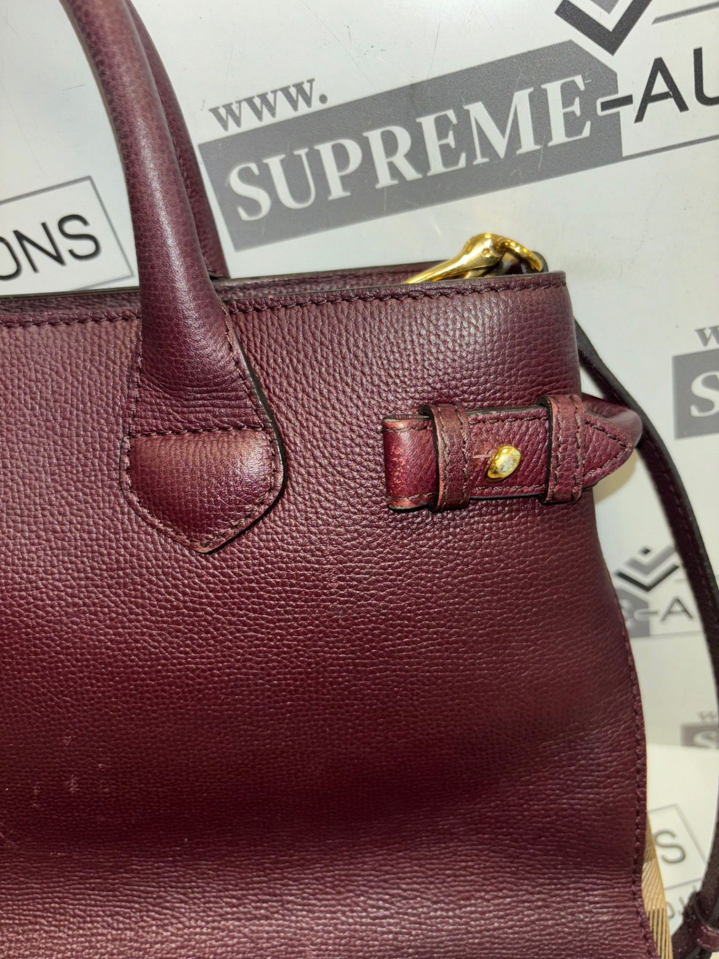 Burberry Derby Calfskin House Check Banner Tote Maroon. 37x25cm. - Bild 14 aus 19