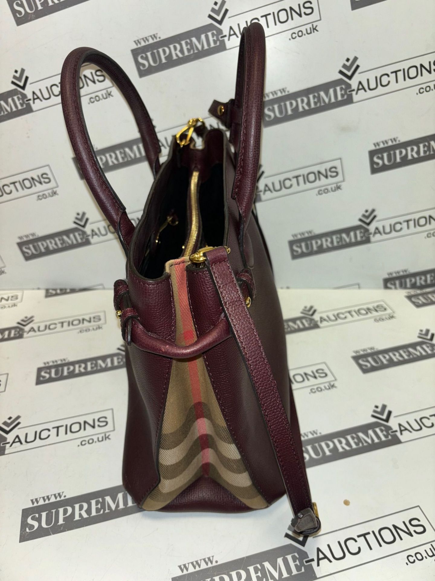 Burberry Derby Calfskin House Check Banner Tote Maroon. 37x25cm. - Bild 15 aus 19