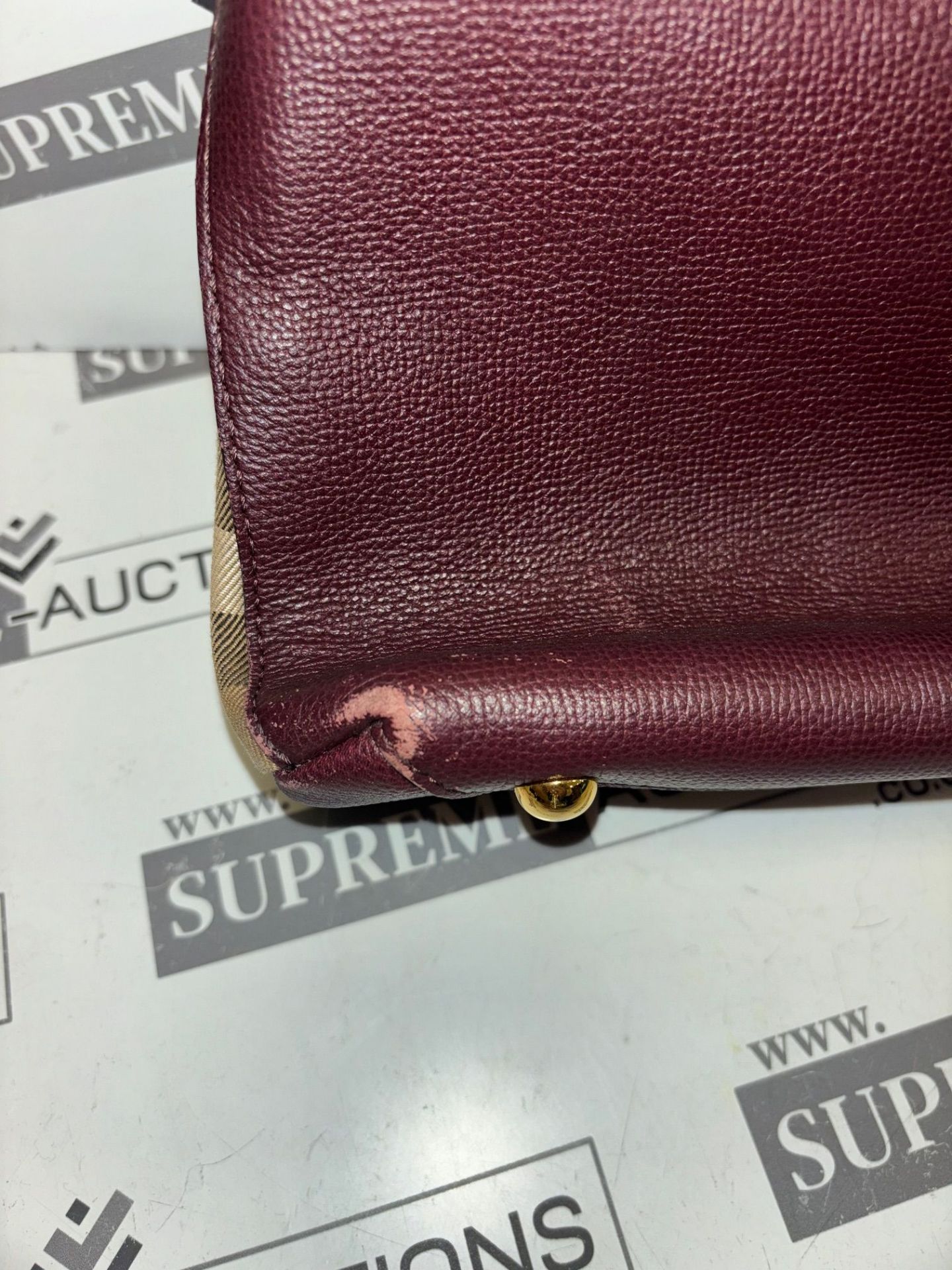 Burberry Derby Calfskin House Check Banner Tote Maroon. 37x25cm. - Bild 11 aus 19