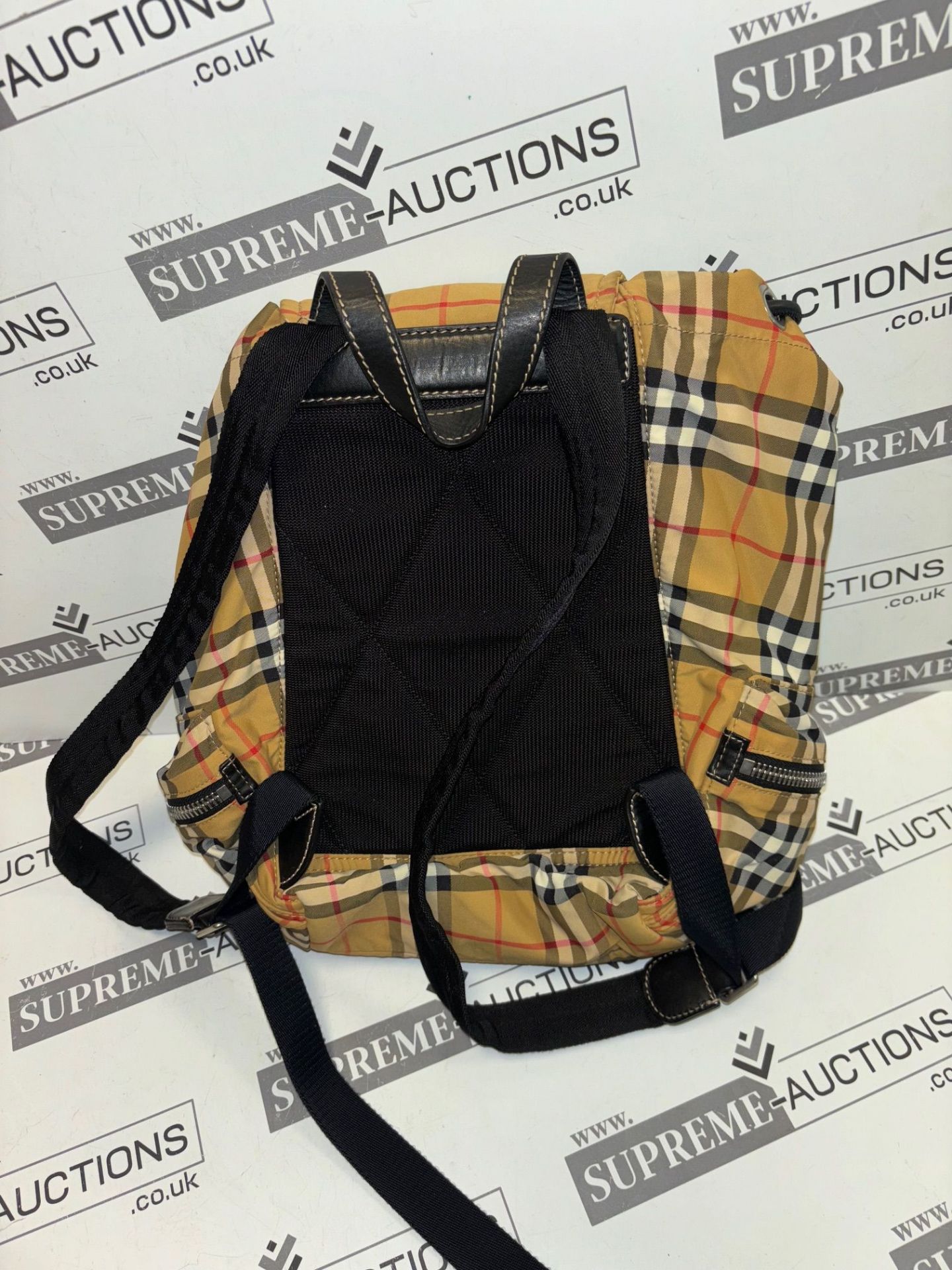 Burberry check backpack. 35x35cm - Bild 6 aus 9