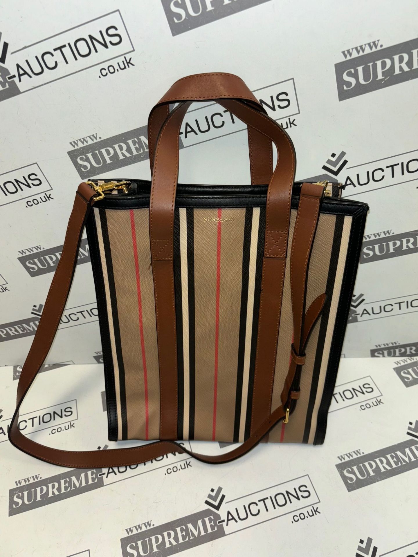 BURBERRY ICON STRIPE PORTRAIT TOTE BAG. 26x30cm - Image 6 of 12