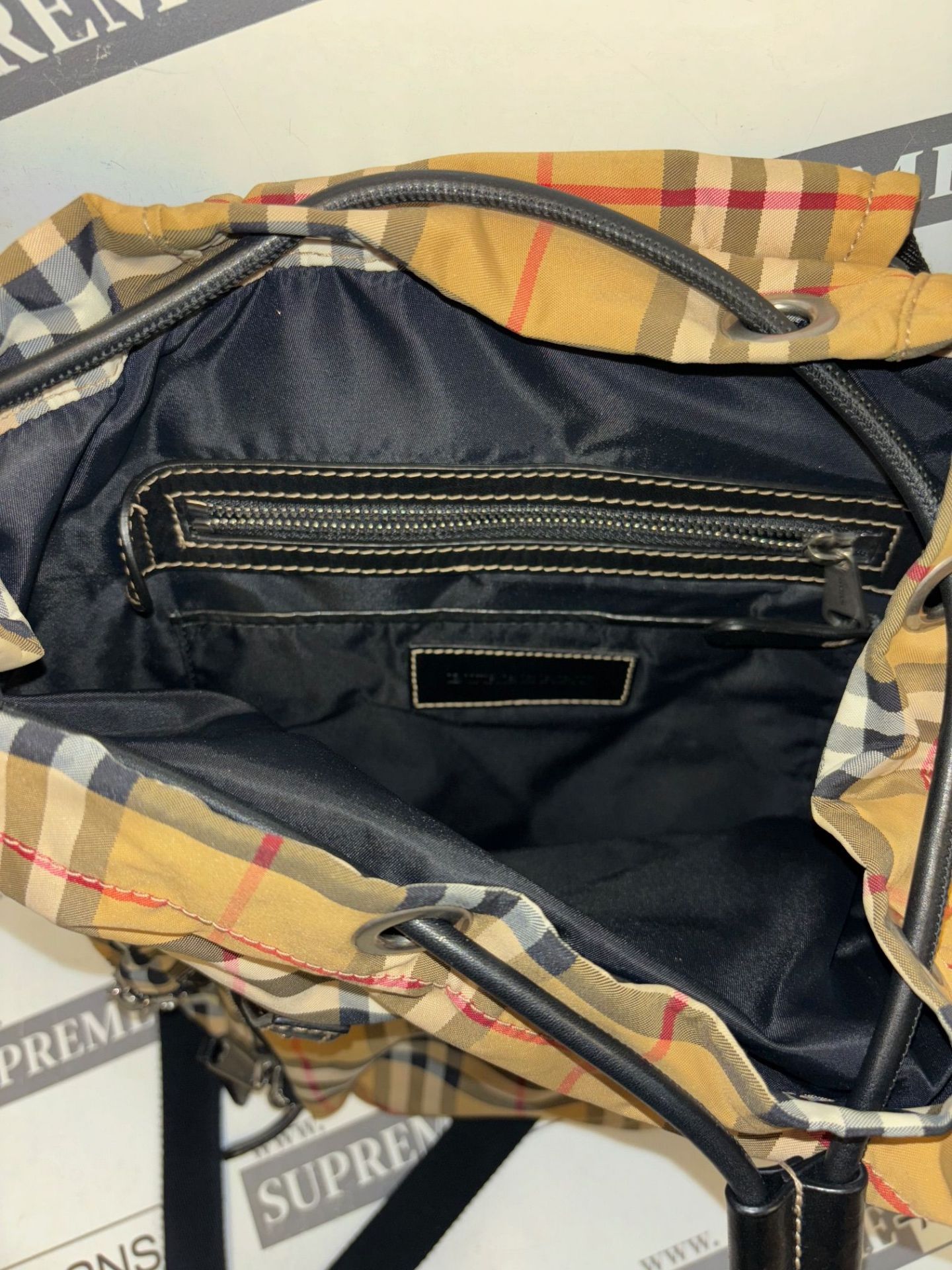 Burberry check backpack. 35x35cm - Bild 9 aus 9
