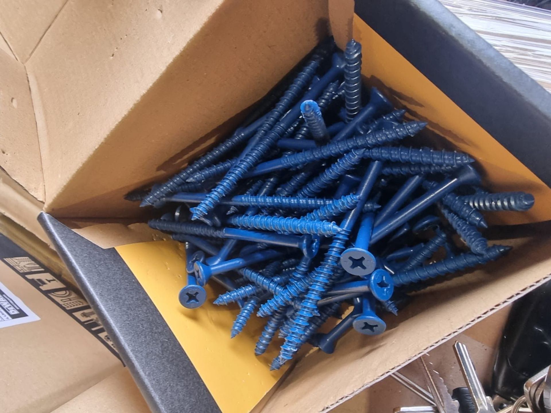Trade Lot 100 x New Boxes of 100 DeWalt Concrete Screws 6.3mm x 101mm, 4.8mm Fixing Hole, - Image 3 of 3