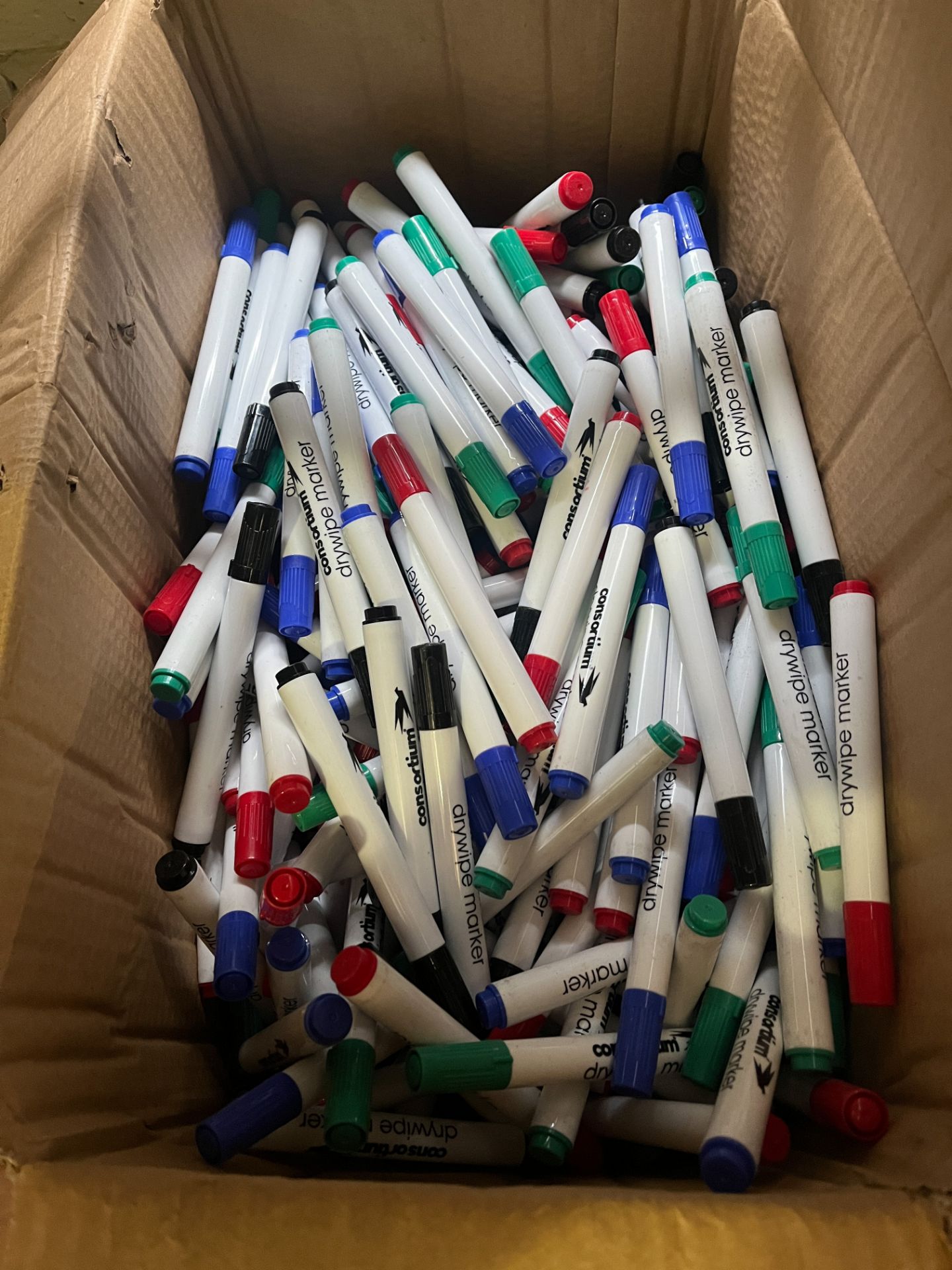 APPROX 1000 X BRAND NEW ASSORTED MARKER PENS IN VARIOUS COLOURS BW