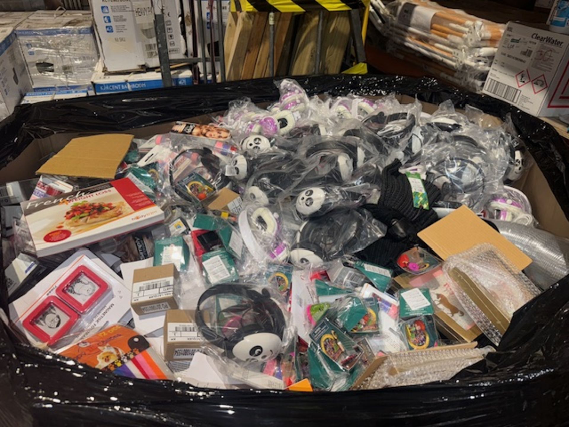 100 PIECE BRAND NEW MIXED AMAZON OVERSTOCK LOT INCLUDING TOYS,, HATS, GLOVES, PET PRODUCTS, - Image 3 of 3
