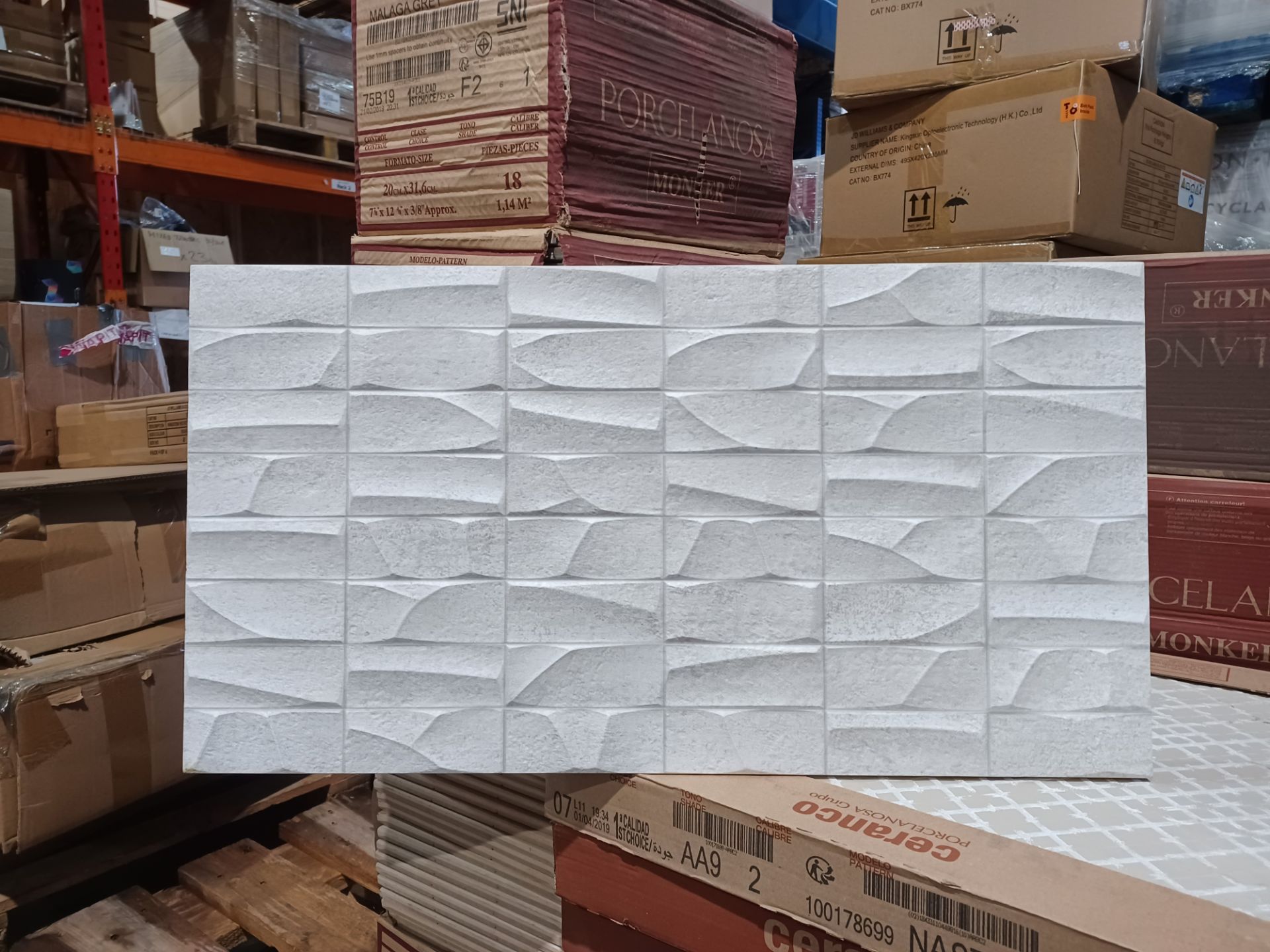 9.4 METRES SQUARED OF PORCELANOSA MOSAICO NANTES CALIZA GLAZED TILES. 310.6x590.2mm. RRP £89.67