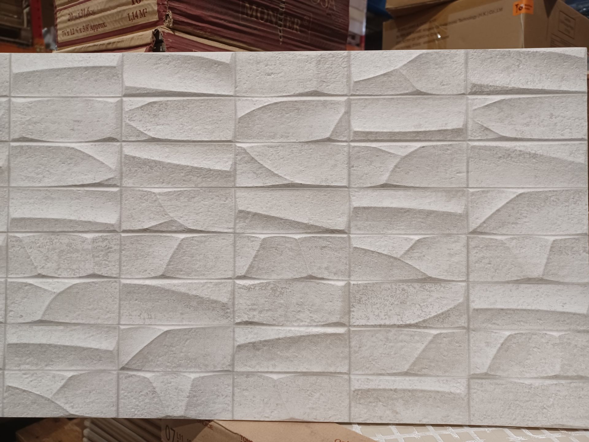 9.4 METRES SQUARED OF PORCELANOSA MOSAICO NANTES CALIZA GLAZED TILES. 310.6x590.2mm. RRP £89.67 - Bild 2 aus 2